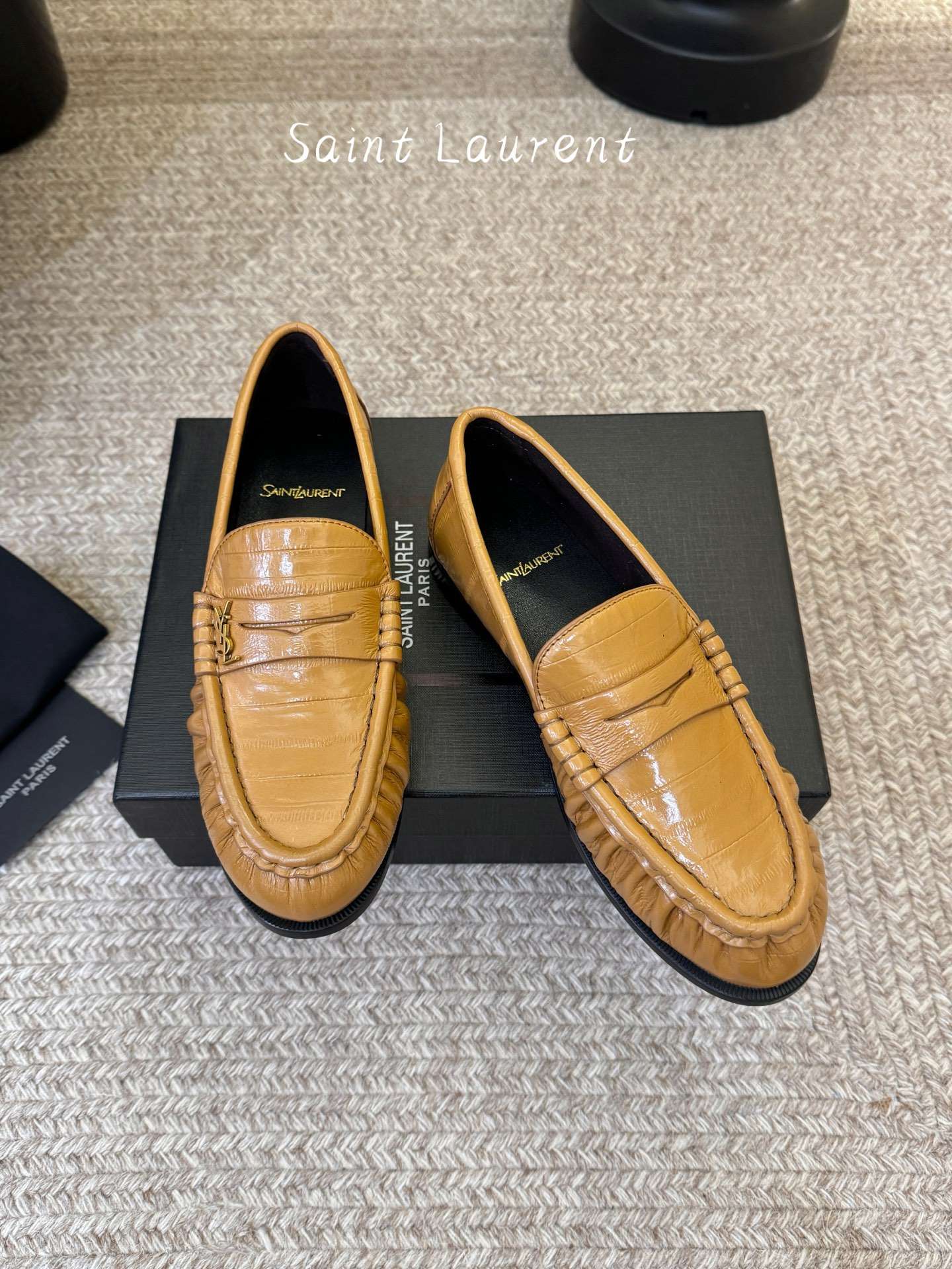 생로랑(SAINT LAURENT) 카프 레더 페니 로퍼 신발