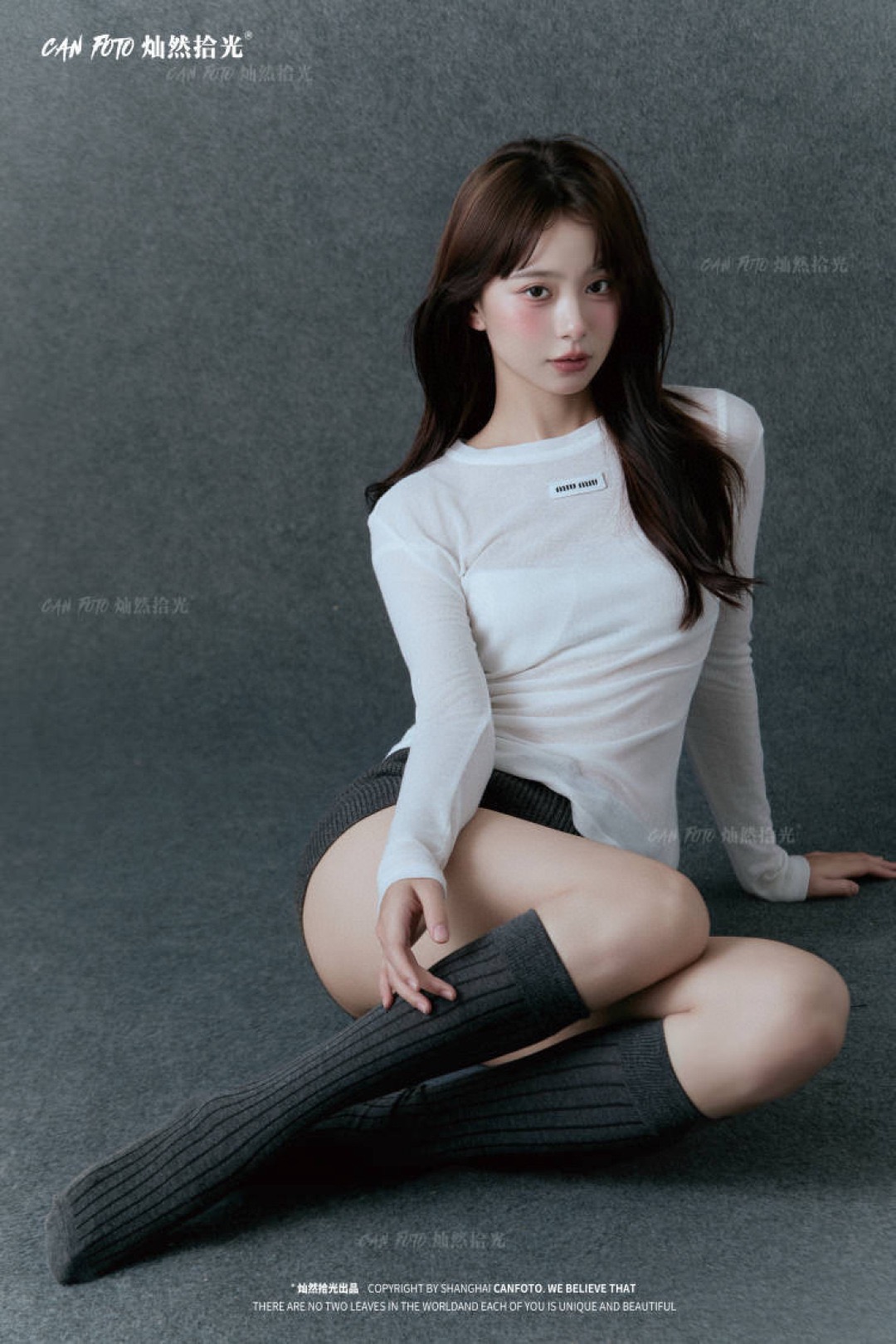 미우미우(MIU MIU) 시스루 로고 슬림 긴팔 티셔츠 상의 의류