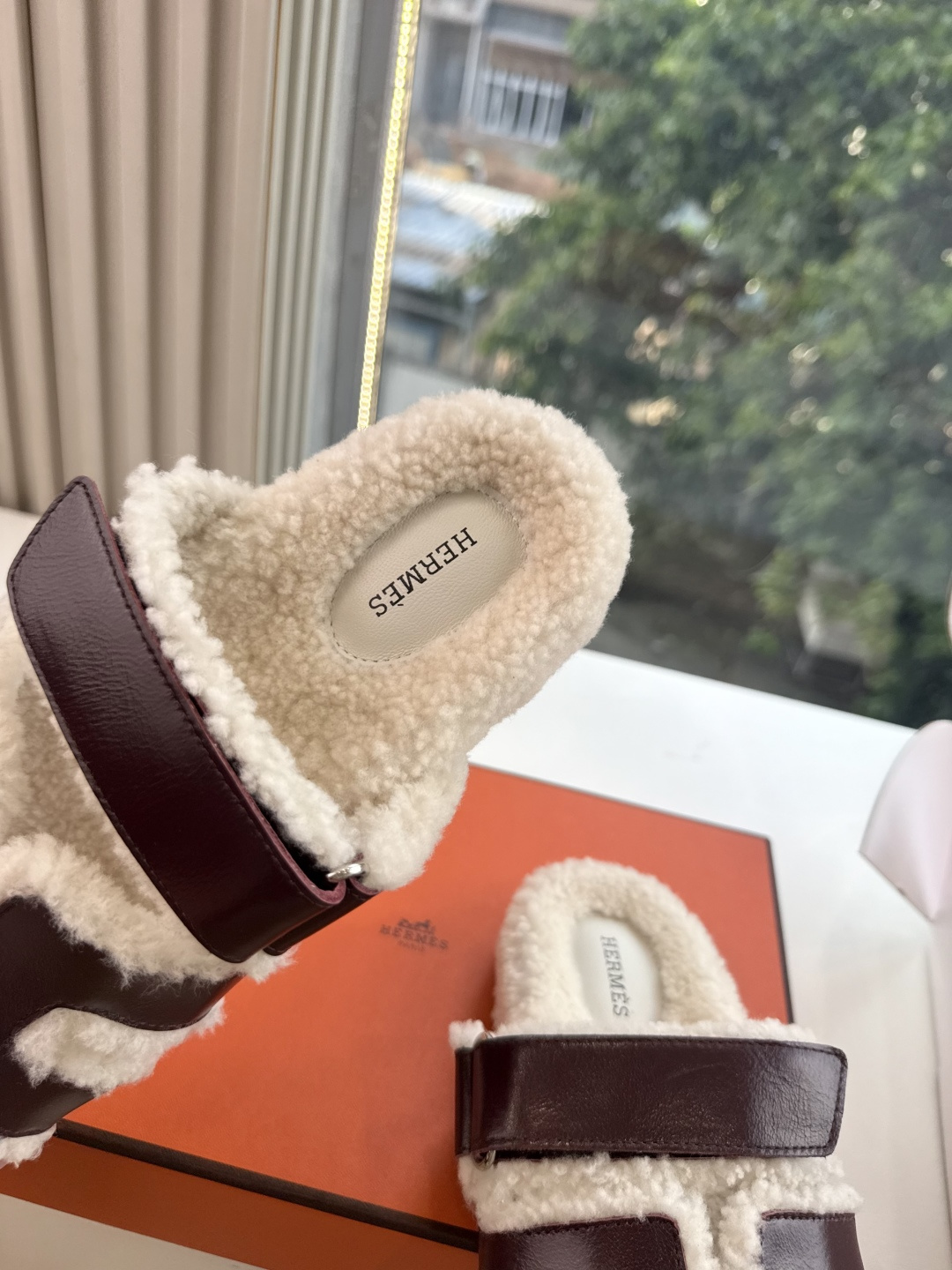 에르메스(HERMES) 시어링 퍼 뮬 슬리퍼 신발