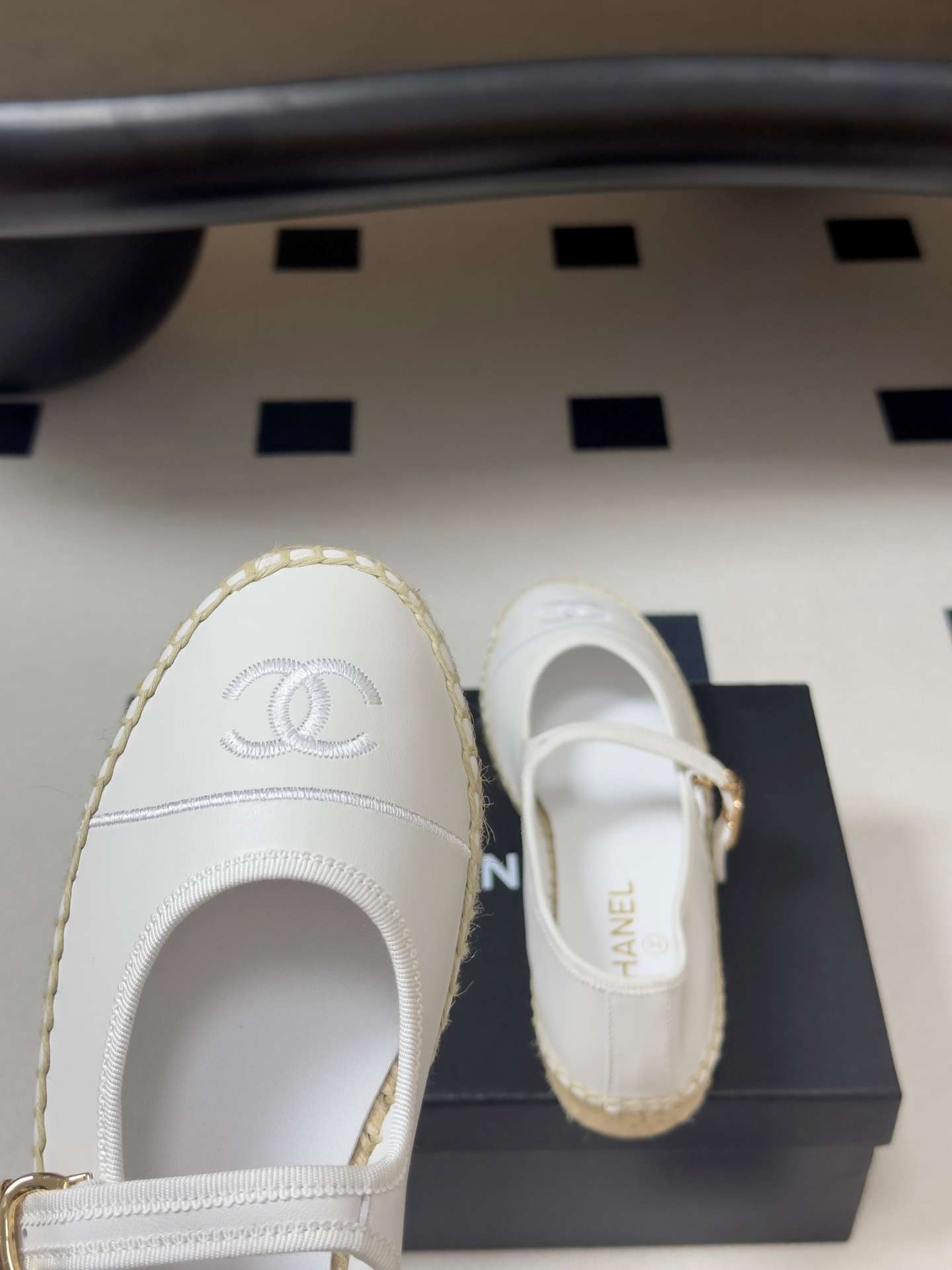 샤넬(CHANEL) 자수 메리제인 에스파드류 신발
