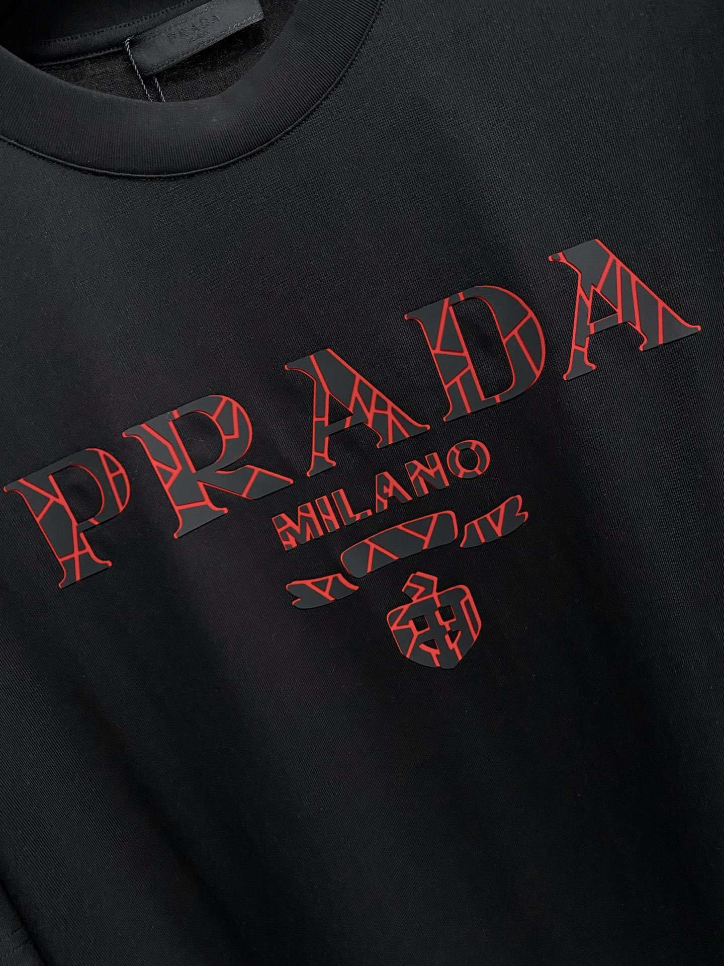 프라다(PRADA) 밀라노 로고 그래픽 프린트 반팔 티셔츠 상의 의류