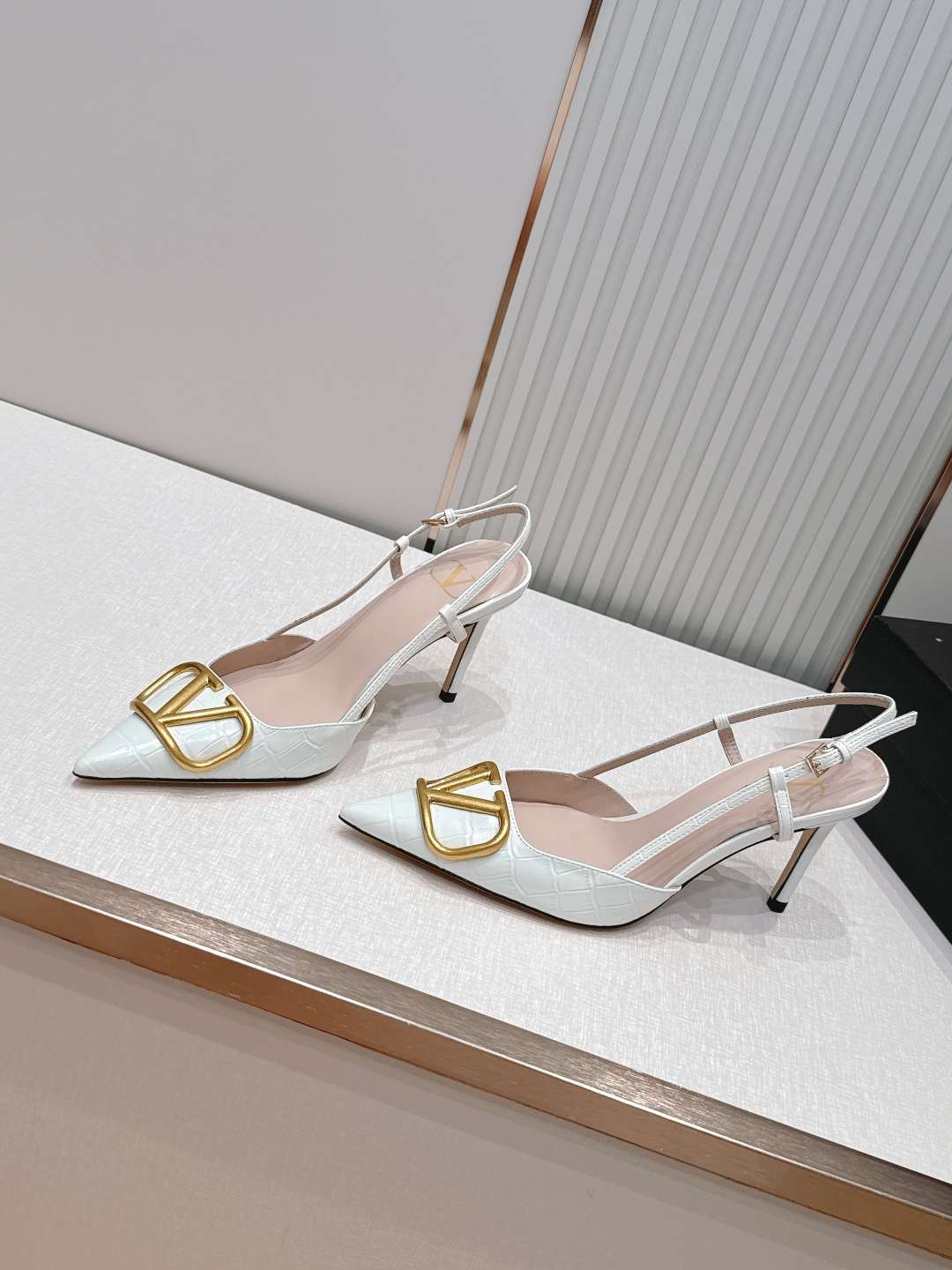 발렌티노(VALENTINO) 시그니처 슬링백 하이힐 신발