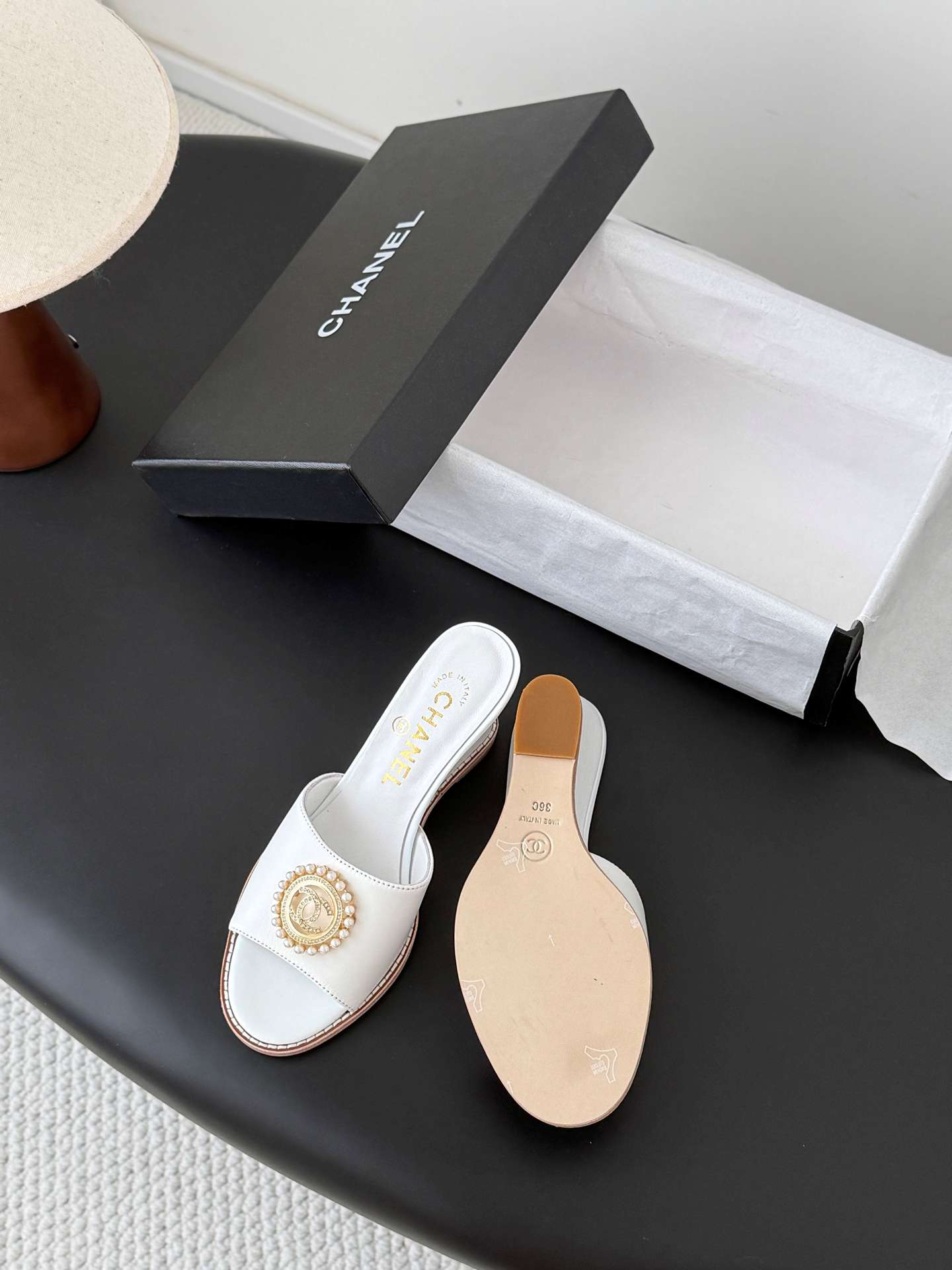 샤넬(CHANEL) 진주 메달 웨지 뮬 샌들 신발
