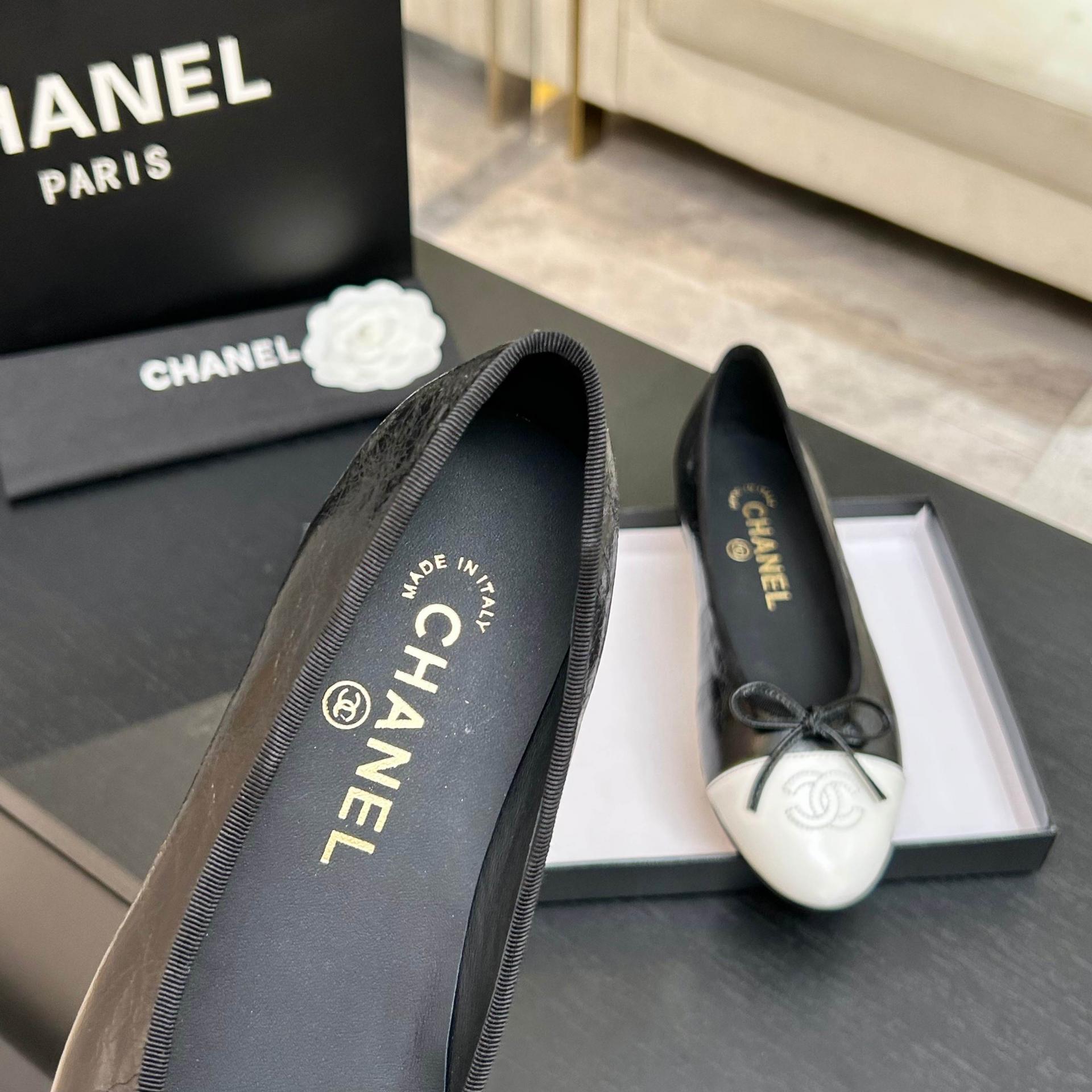 샤넬(CHANEL) 리본 배색 발레리나 플랫슈즈 신발