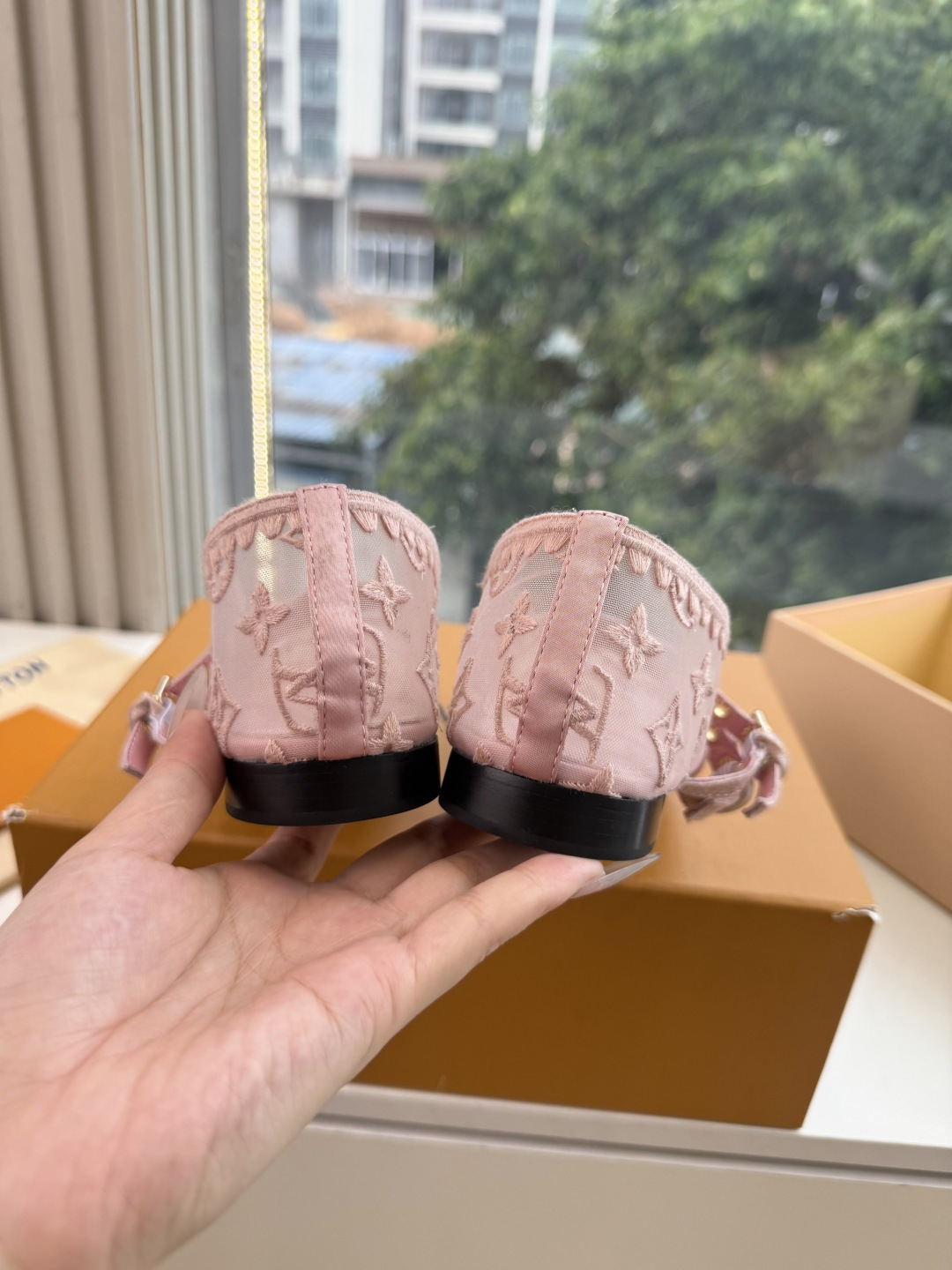 루이비통(LV) 무라카미 체리 메쉬 샌들 신발
