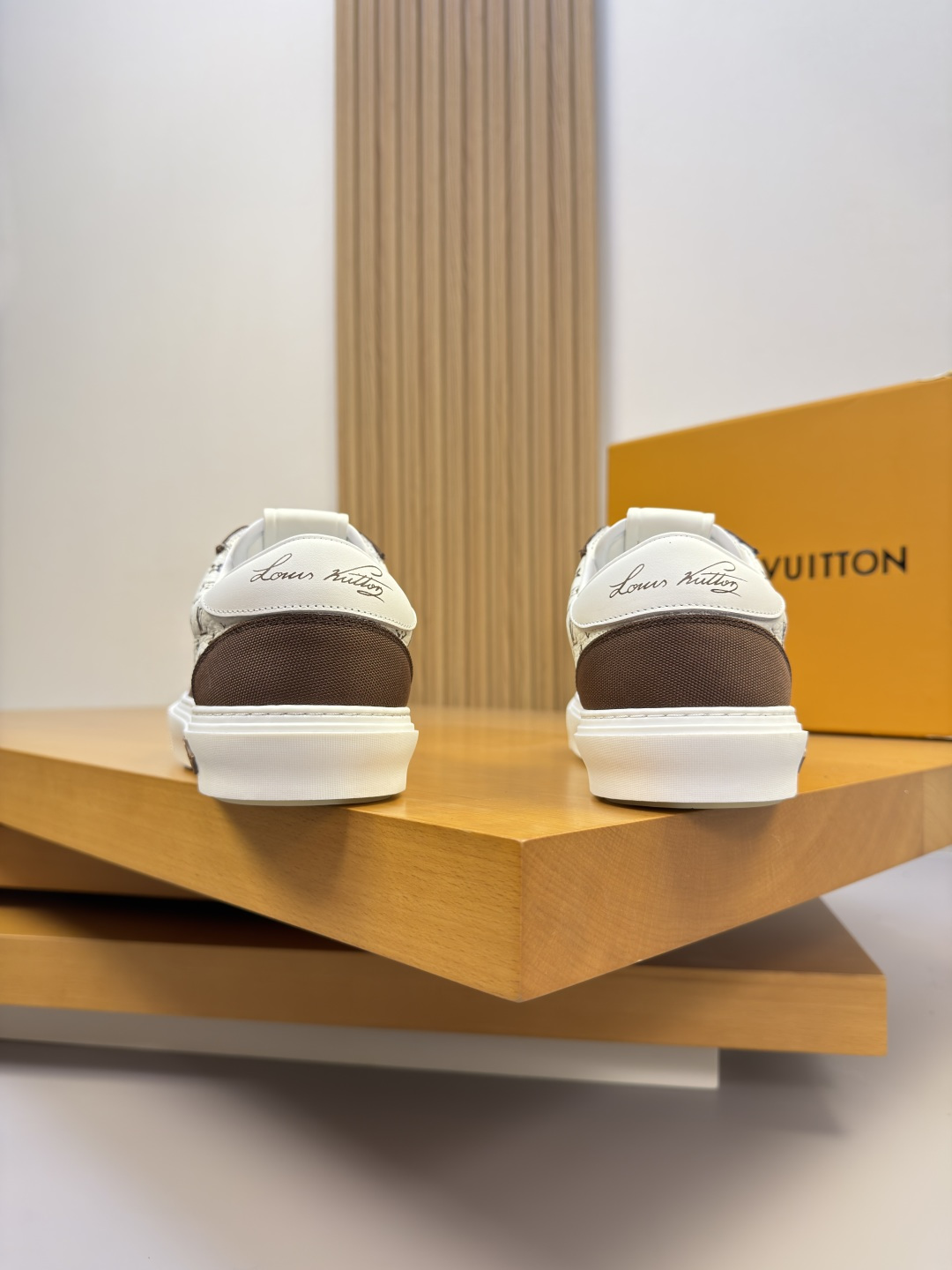 [Louis Vuitton] LV 루이비통 프리미엄 슈링크 레더 & 컬러 프린트 모노그램 스니커즈 신발