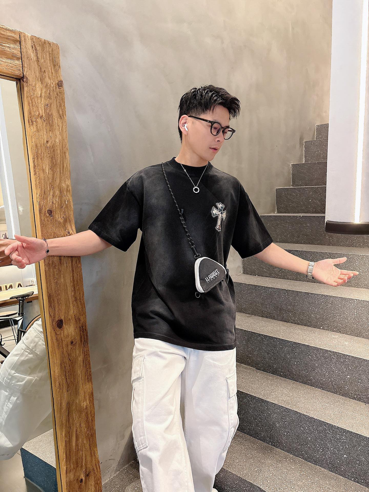 크롬하츠(Chrome Hearts) 크로스 자수 핫픽스 반팔 티셔츠 상의 의류