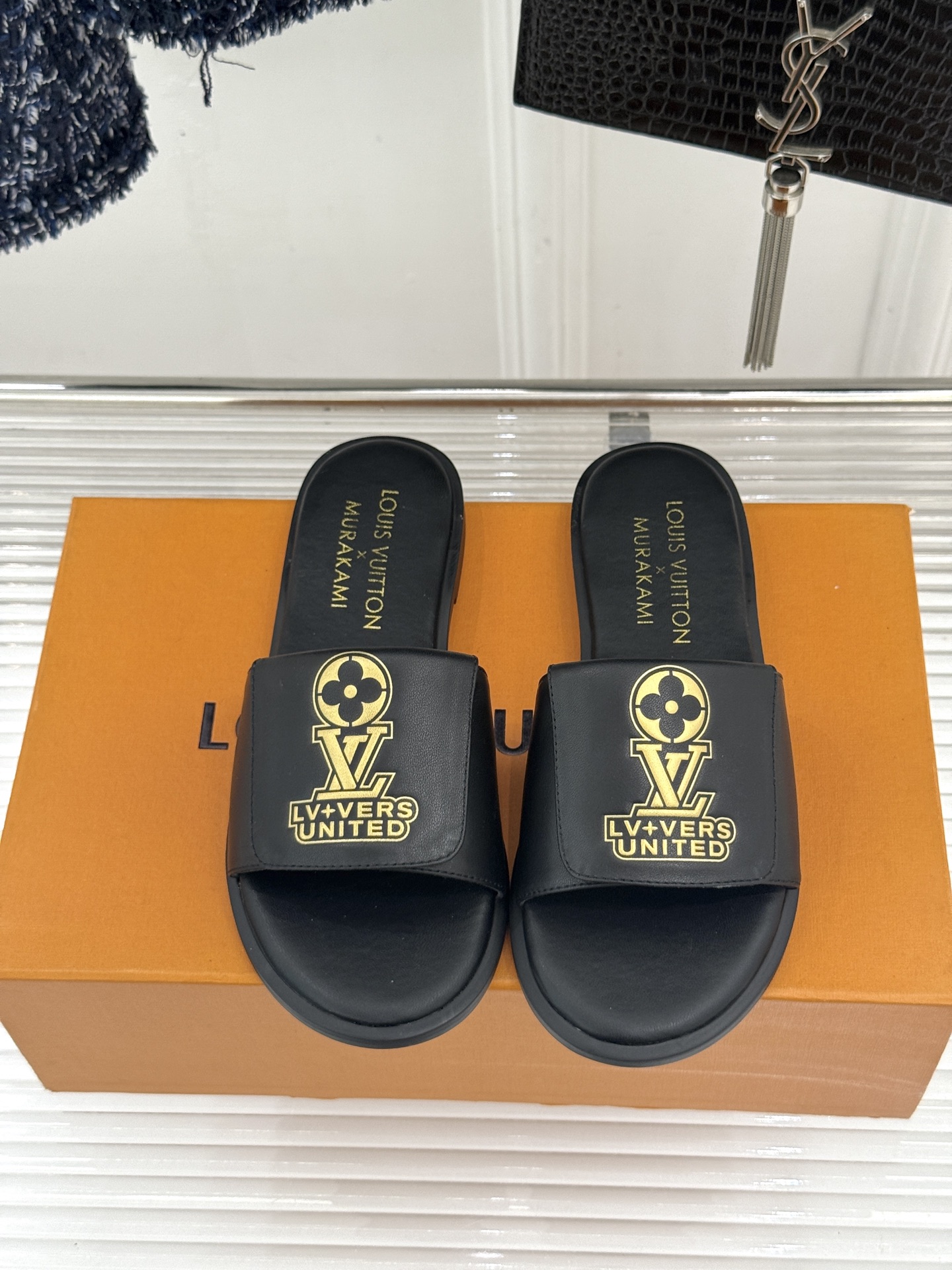 루이비통(LV) 자수 로고 플랩 슬리퍼 신발