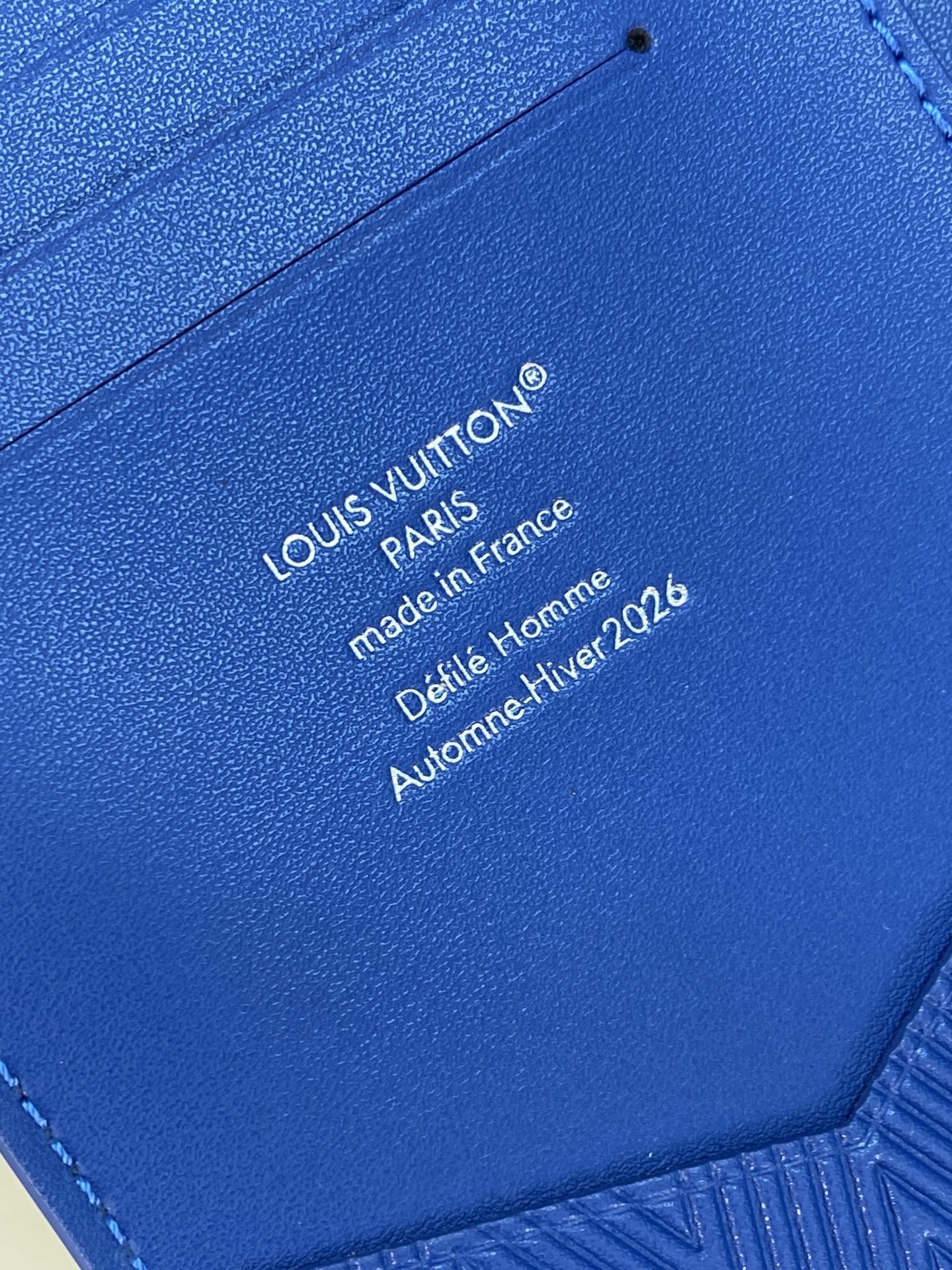 [Louis Vuitton] LV 루이비통 쇼퍼백 모티브 Packaging 패스포트 홀더 지갑 M2A444