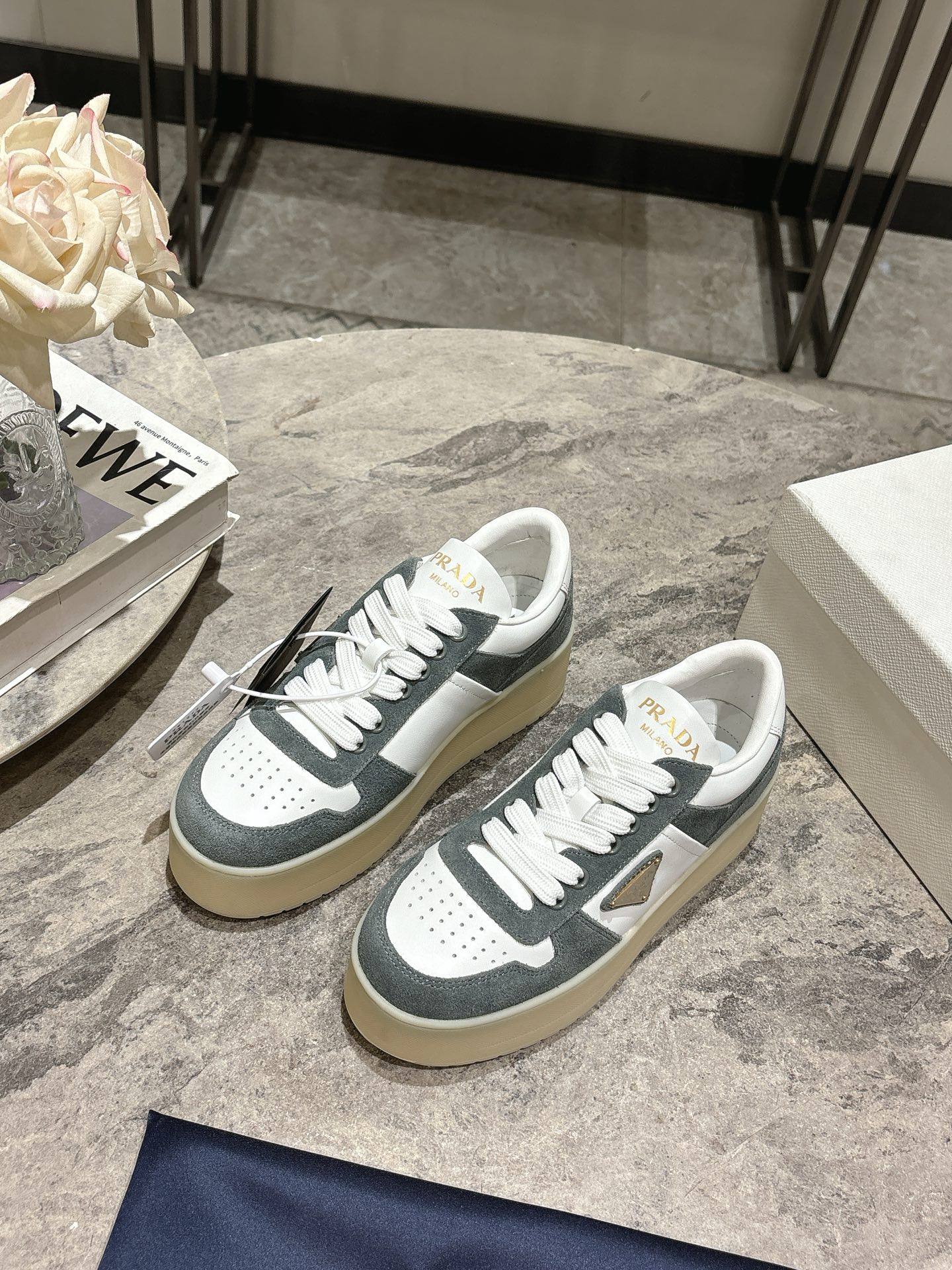 프라다(PRADA) 삼각 로고 플랫폼 스니커즈 신발