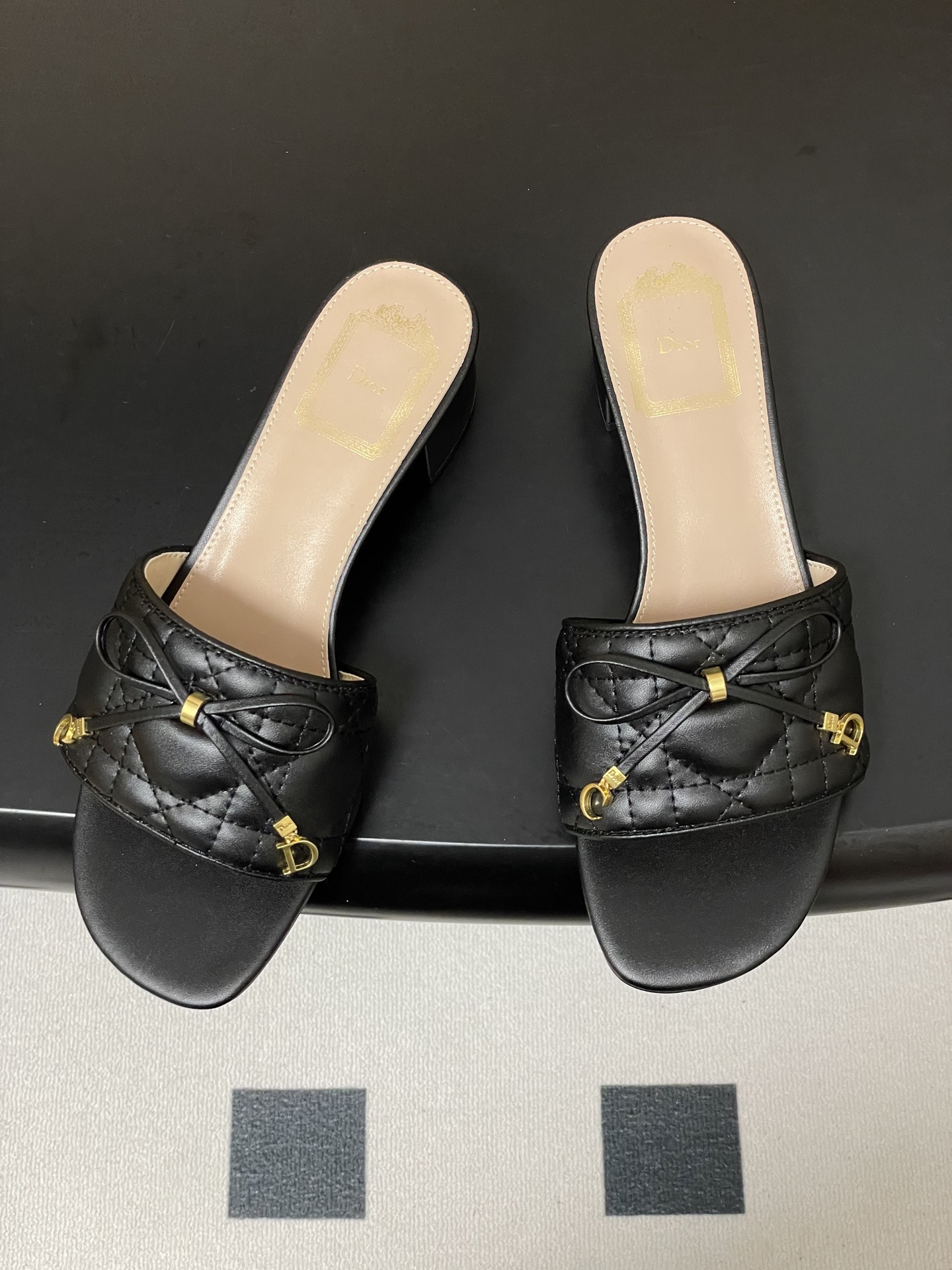 디올(DIOR) 퀼팅 리본 미들굽 슬리퍼 신발