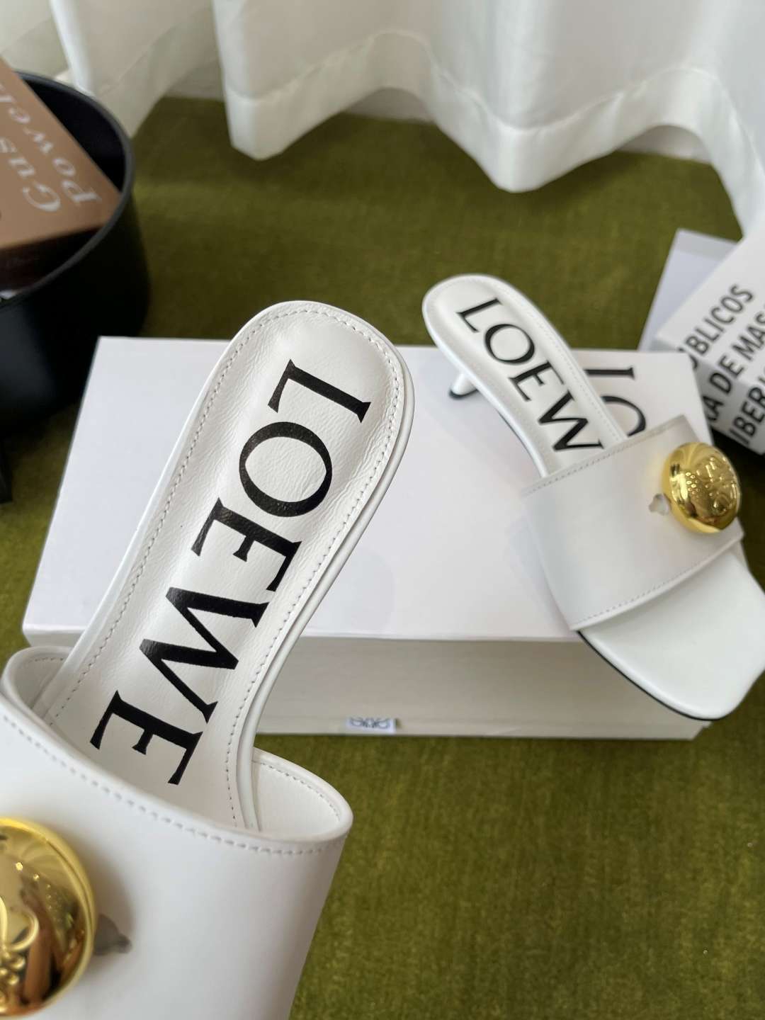 로에베(LOEWE) 메달 스퀘어토 키튼힐 뮬 샌들 신발