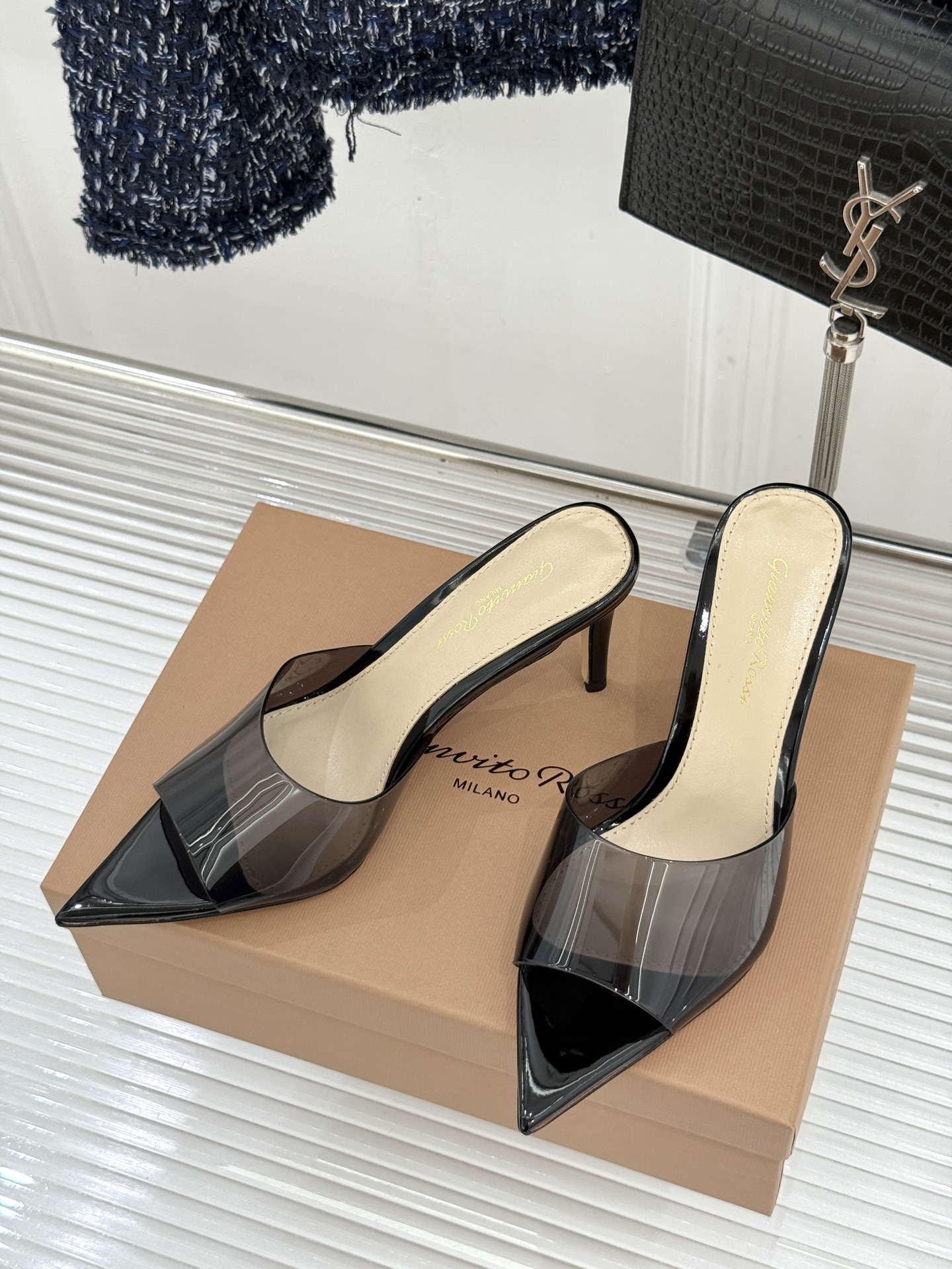 지안비토 로시(Gianvito Rossi) 포인티드 토 힐 슬리퍼 신발