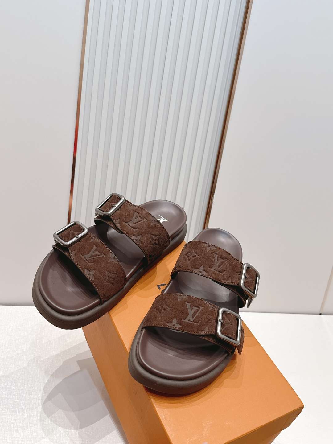 루이비통(LV) 남성 더블 버클 슬라이드 샌들 신발