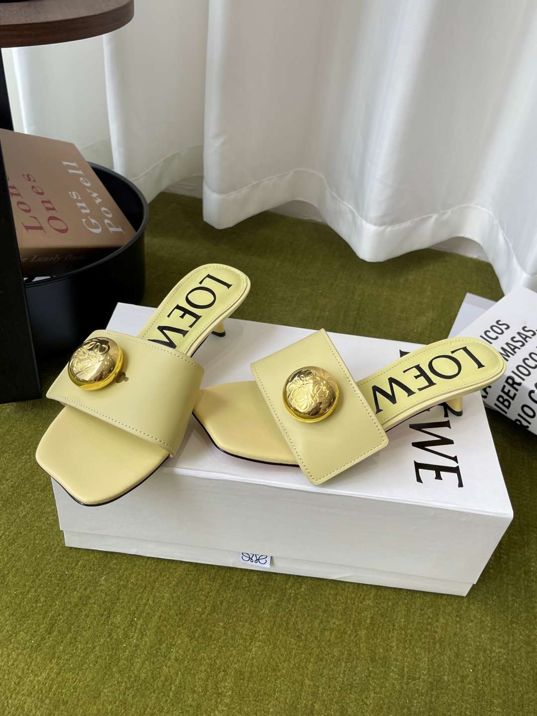 로에베(LOEWE) 메달 스퀘어토 키튼힐 뮬 샌들 신발