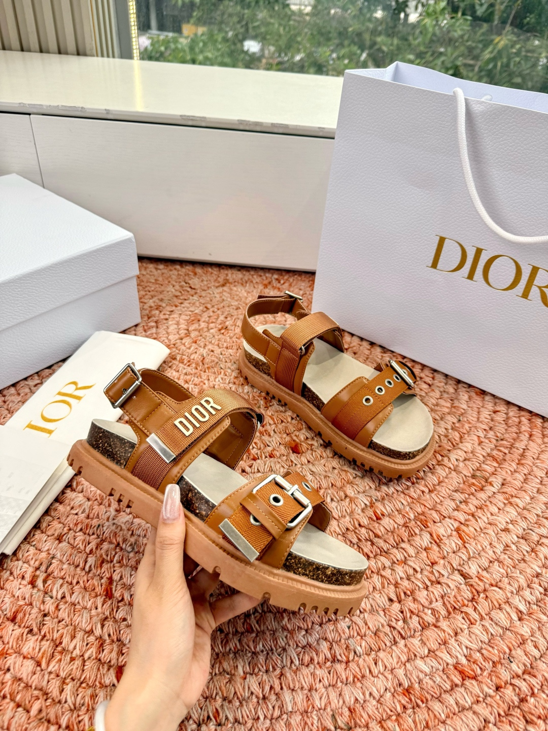 디올(DIOR) CD 버클 샌들 신발