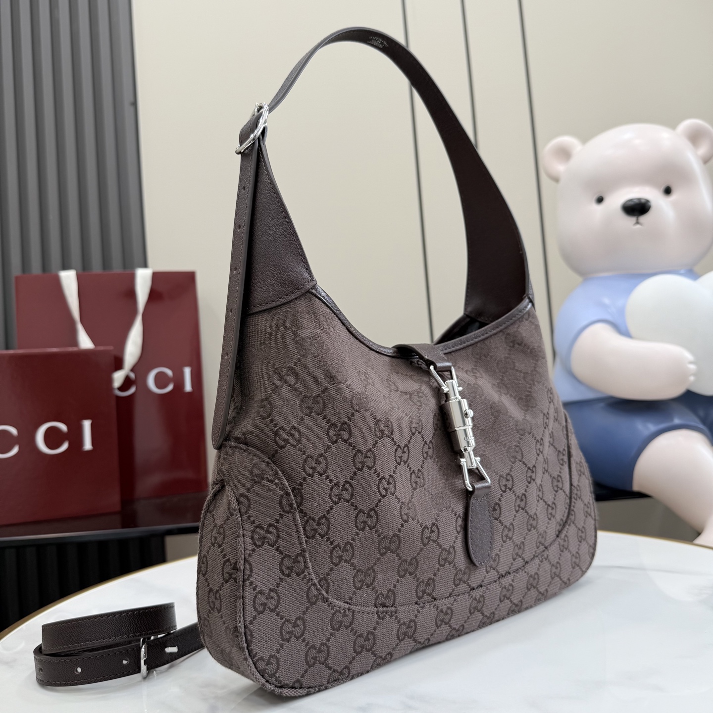 [Gucci] 구찌 26SS Jackie 재키 1961 GG 캔버스 숄더백 (다크 브라운) 가방