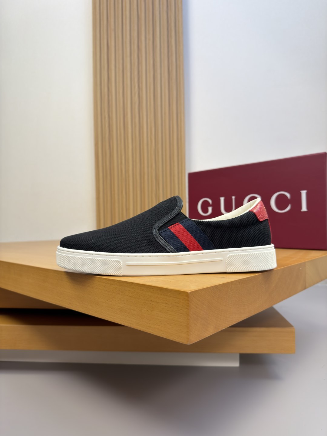 [Gucci] 구찌 스톤 엠보스 레더 믹스 스니커즈 슬립온 신발