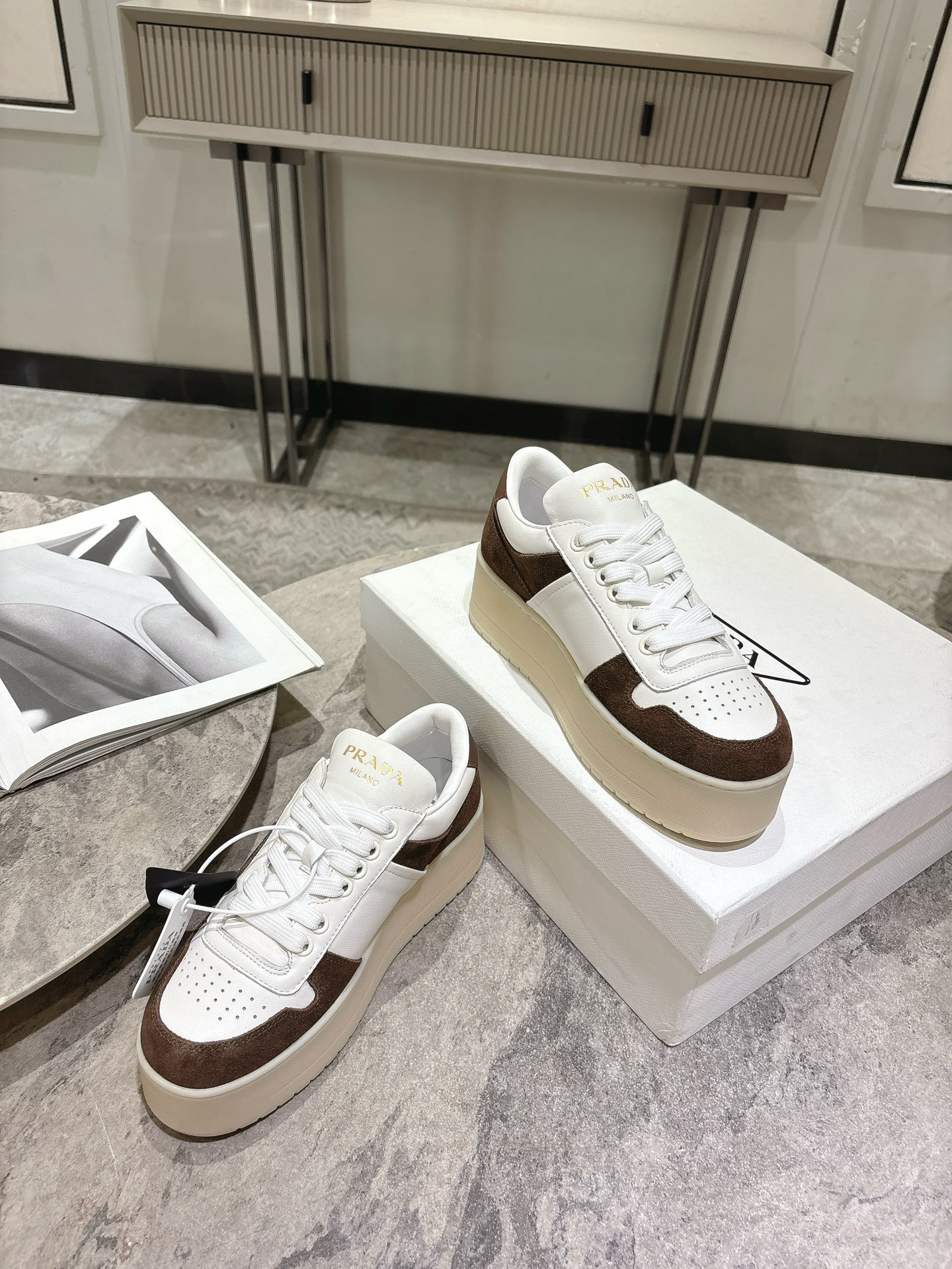 프라다(PRADA) 삼각 로고 플랫폼 스니커즈 신발