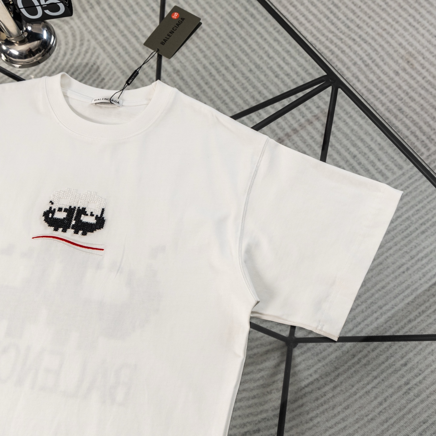 발렌시아가(BALENCIAGA) 픽셀 자수 반팔 티셔츠 의류