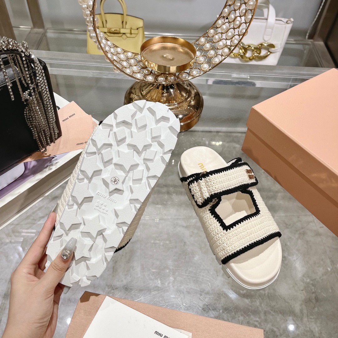 미우미우(MIU MIU) 투스트랩 우븐 플랫폼 슬리퍼 신발
