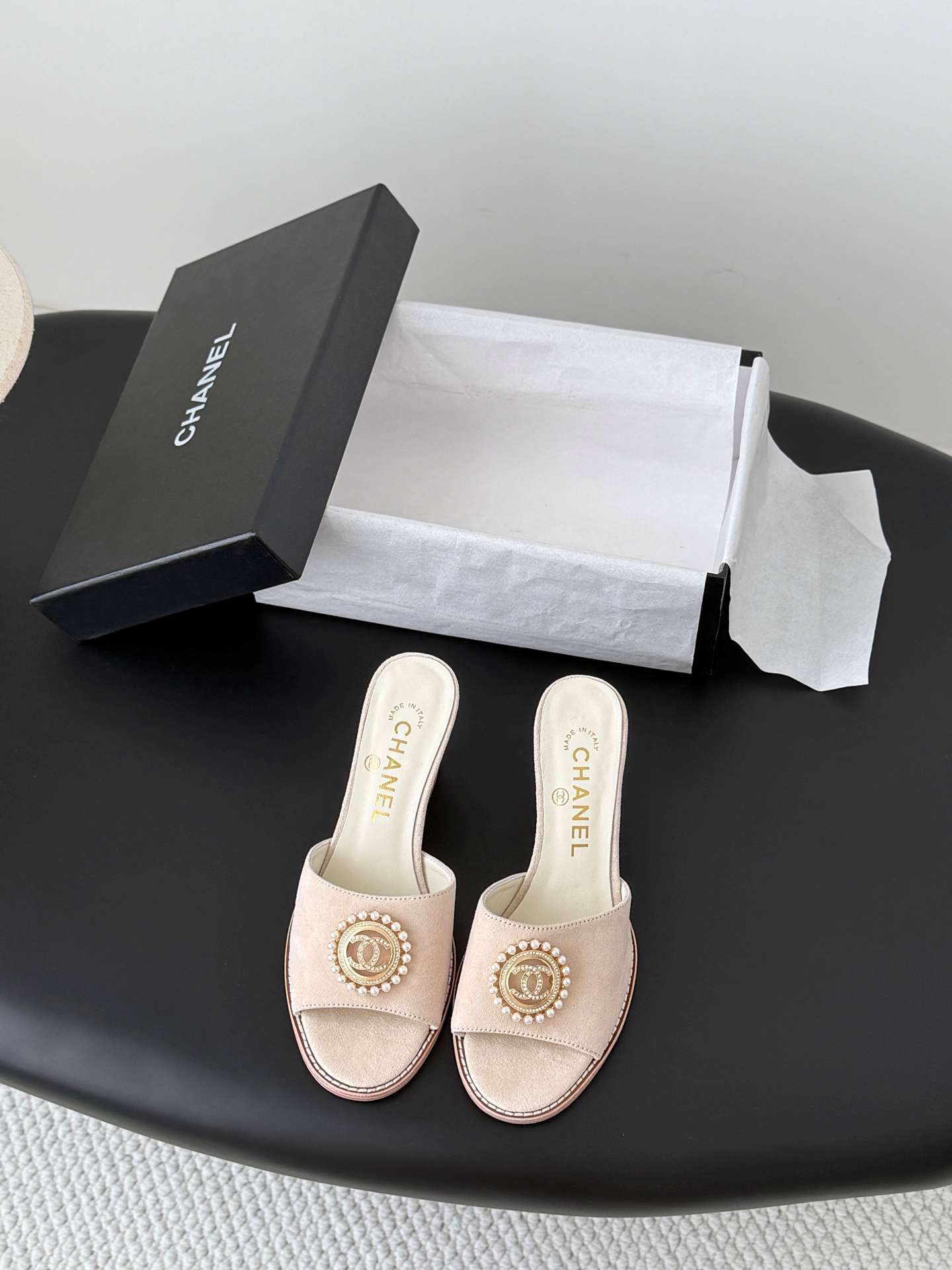 샤넬(CHANEL) 진주 메달 웨지 뮬 샌들 신발