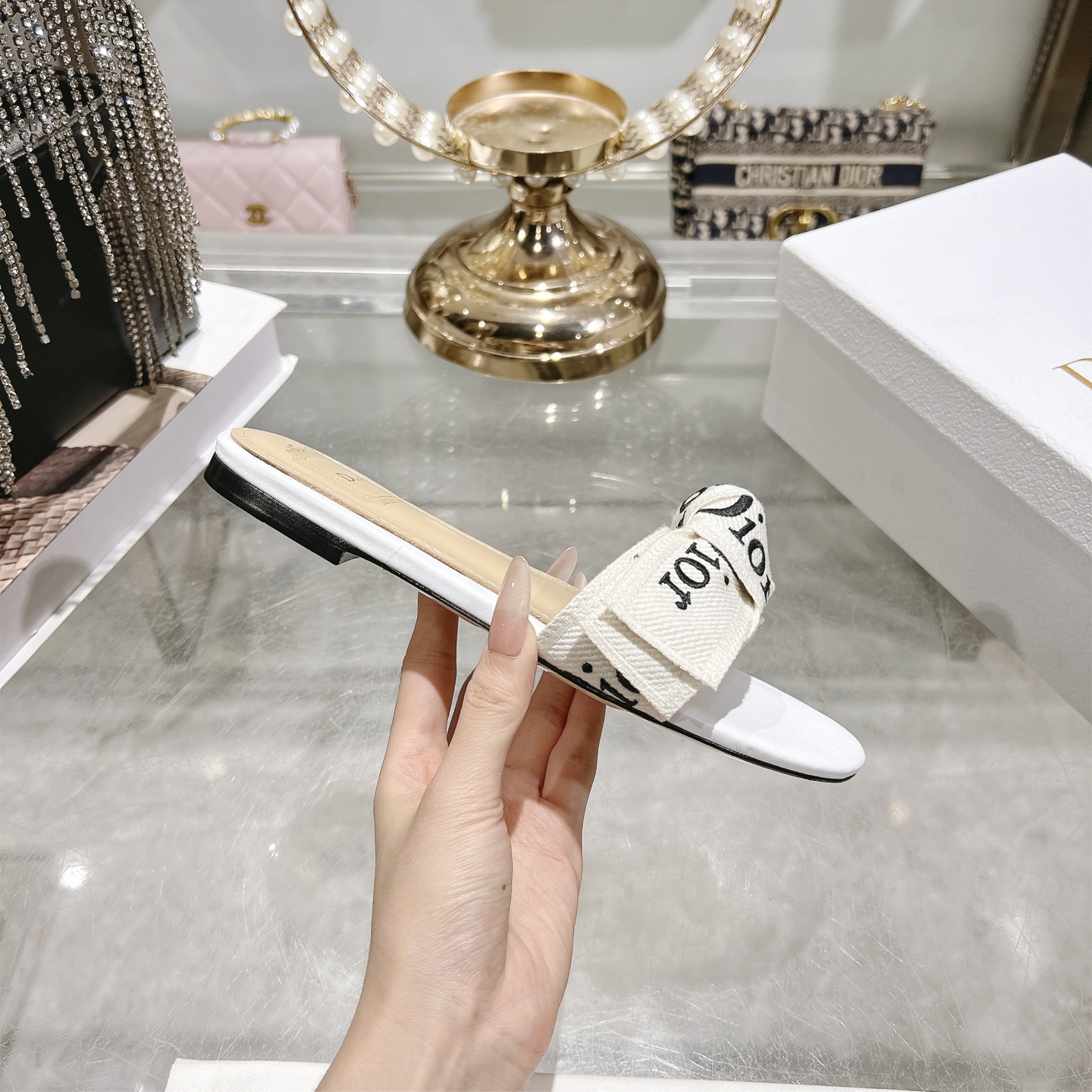 디올(DIOR) 리본 슬라이드 슬리퍼 신발