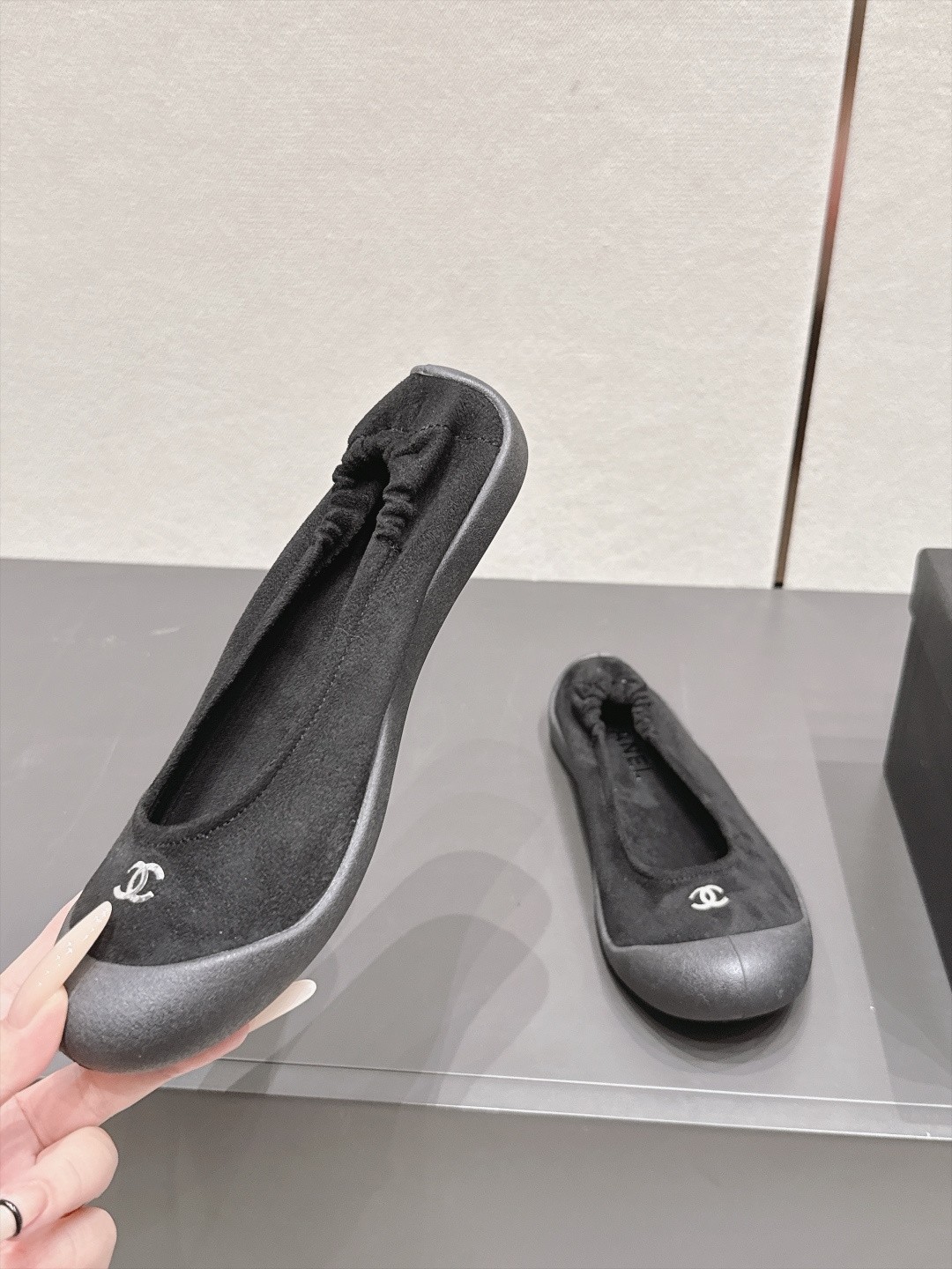 샤넬(CHANEL) 스웨이드 밴딩 힐 플랫 신발