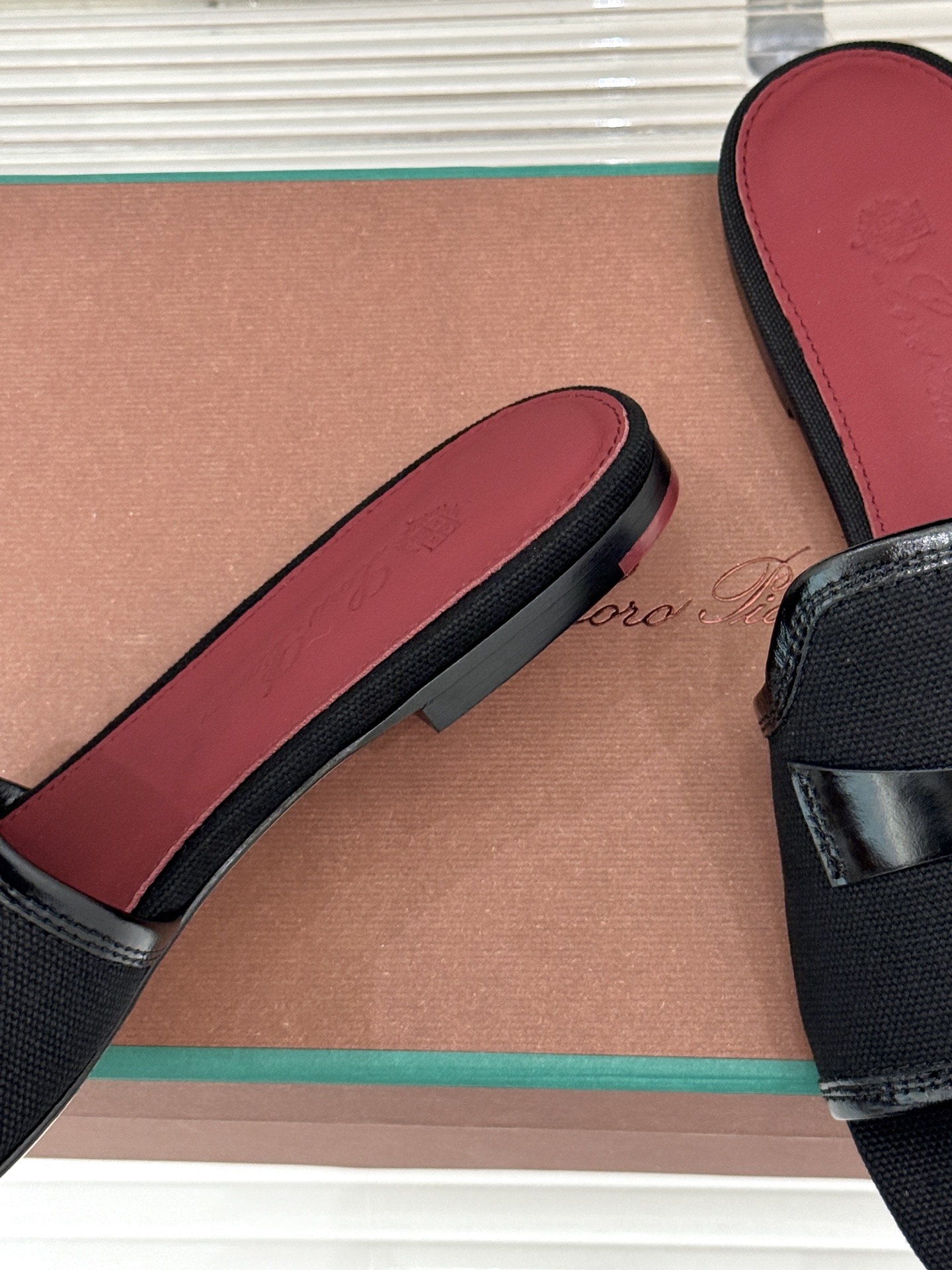 로로피아나(Loro Piana) 펜던트 뮬 샌들 신발