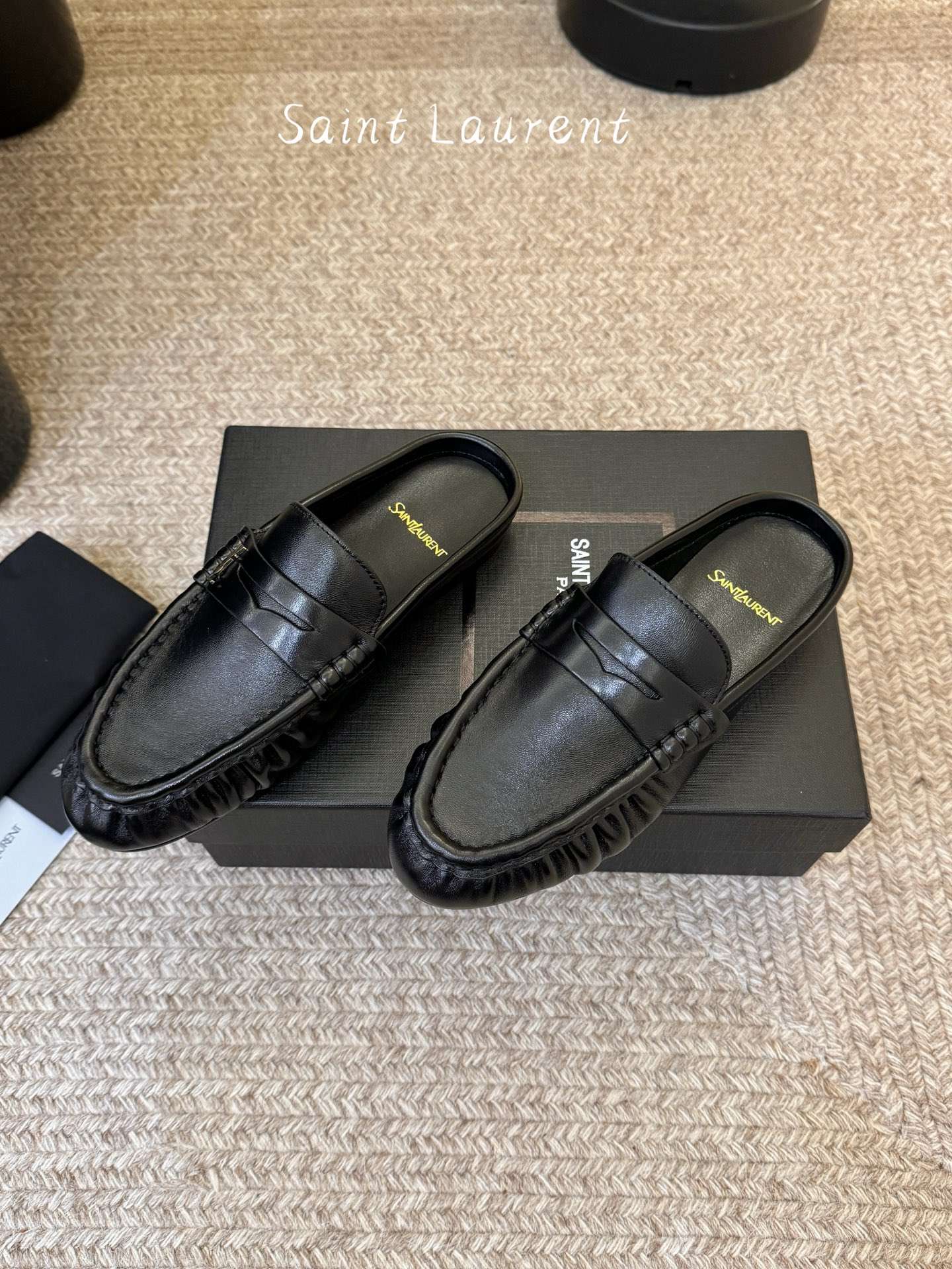 생로랑(SAINT LAURENT) 카프 레더 페니 백리스 로퍼 신발