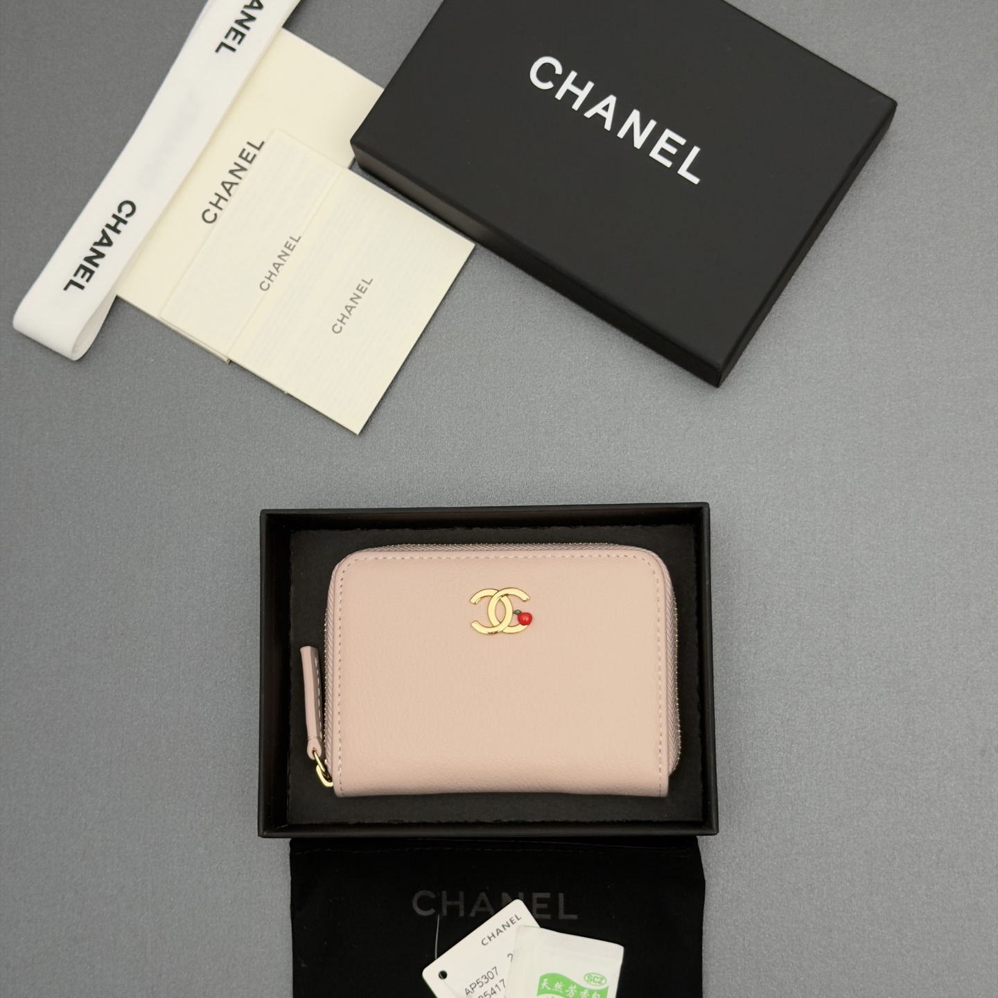 [Chanel] 샤넬 메탈 로고 지퍼 카드 지갑