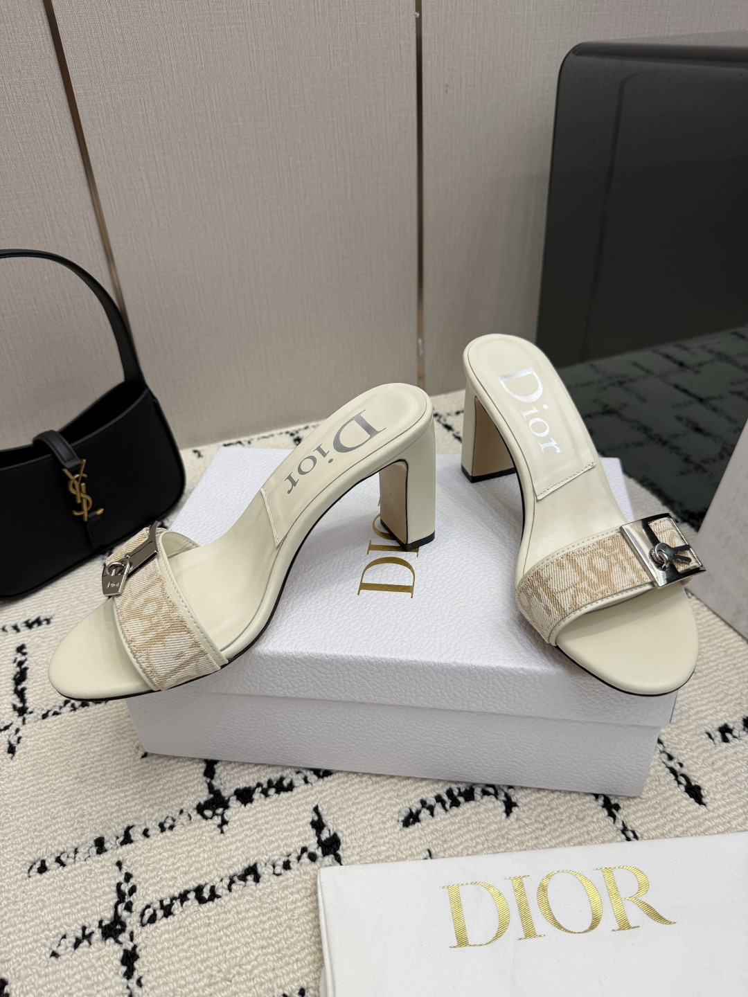 디올(DIOR) 로고 버클 뮬 힐 샌들 신발
