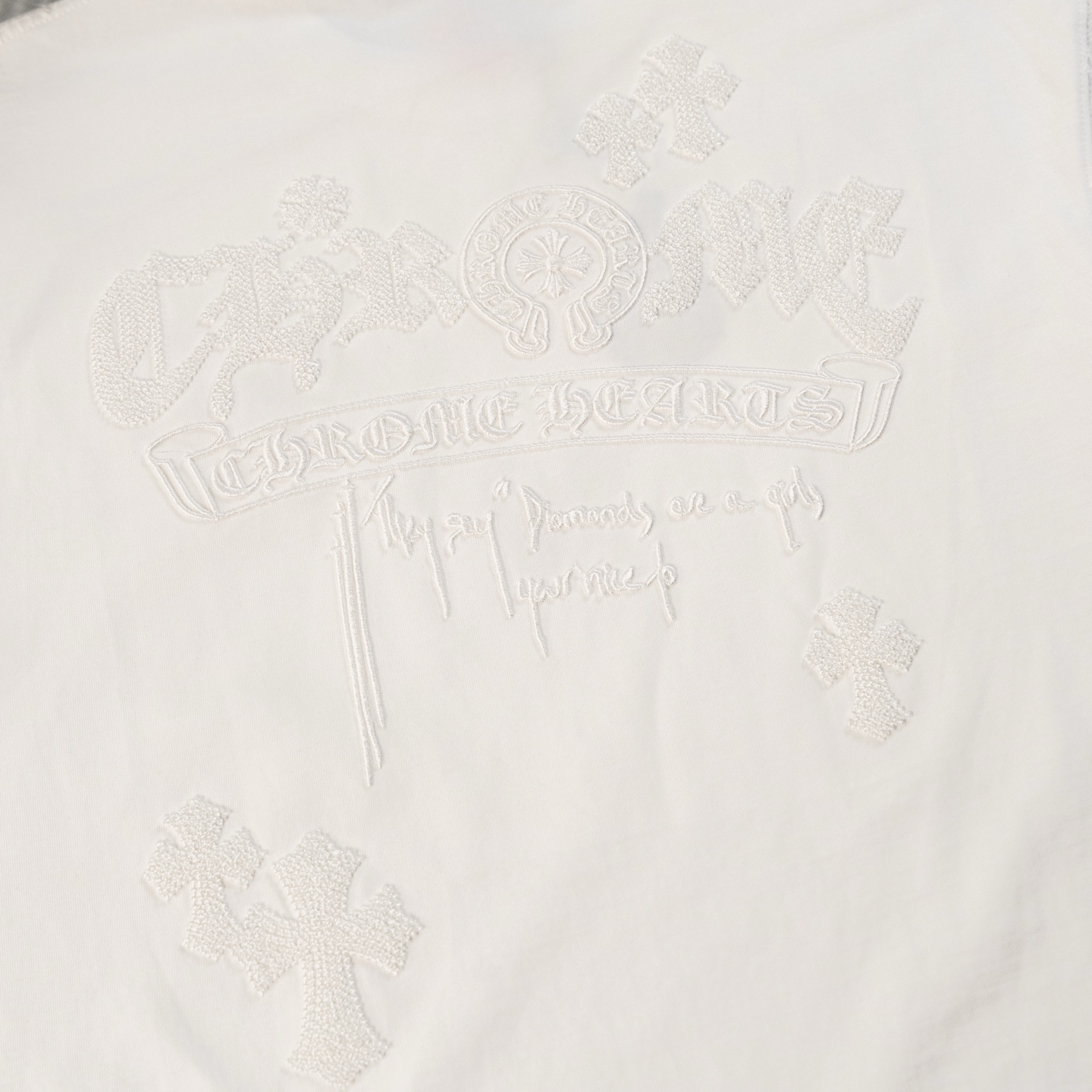 크롬하츠(CHROME HEARTS) 고딕 자수 반팔 티셔츠 의류
