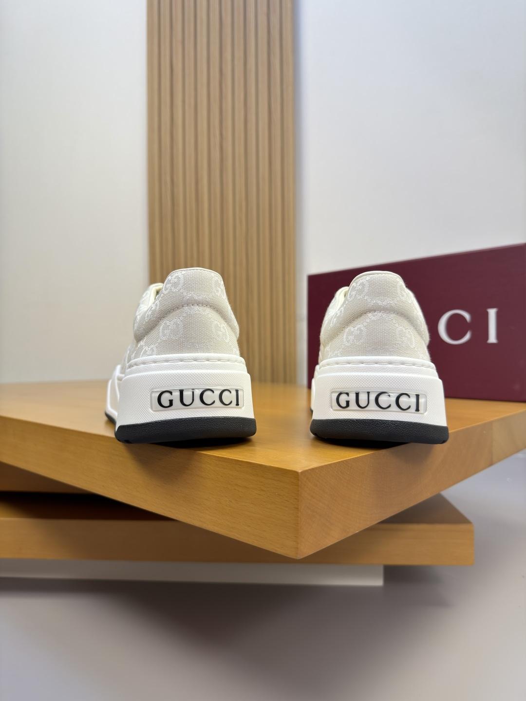 GUCCI 구찌 나파 소가죽 & 로고 패브릭 스니커즈 신발
