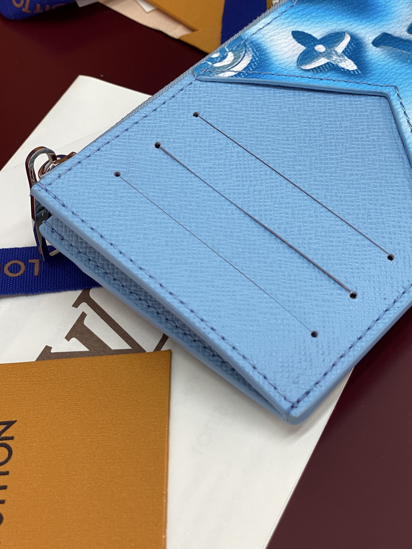 [Louis Vuitton] LV 루이비통 타이가 모노그램 코인 카드 홀더 (코튼 블루) 지갑