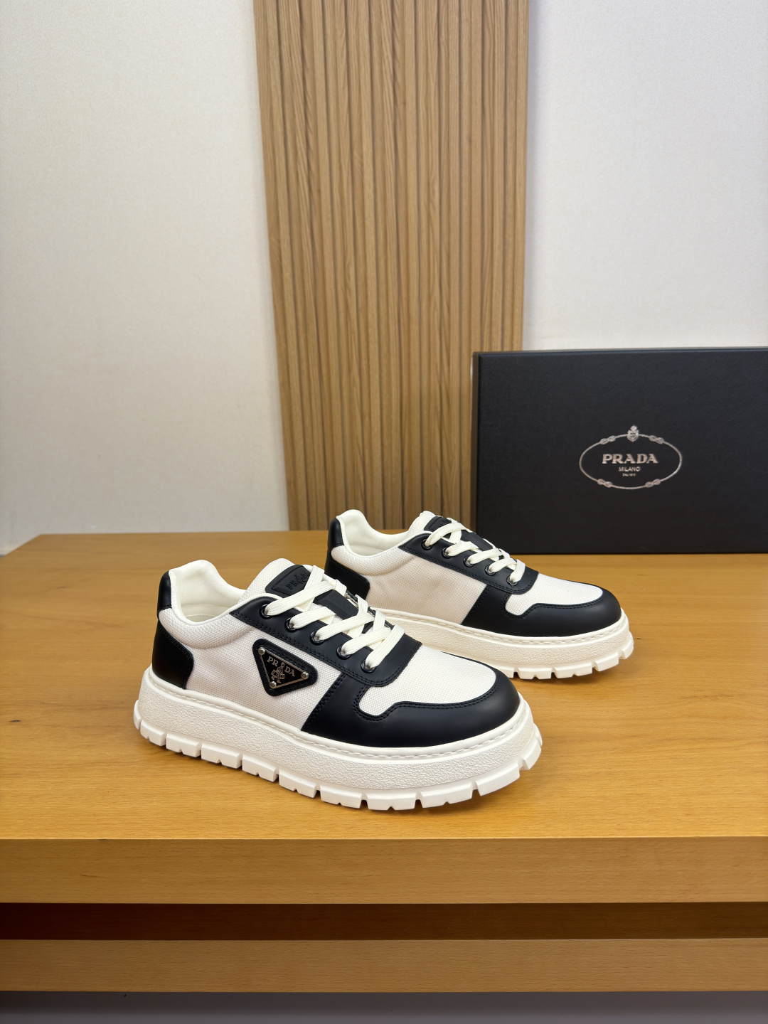 PRADA 프라다 나파 가죽 & 캔버스 스니커즈 신발