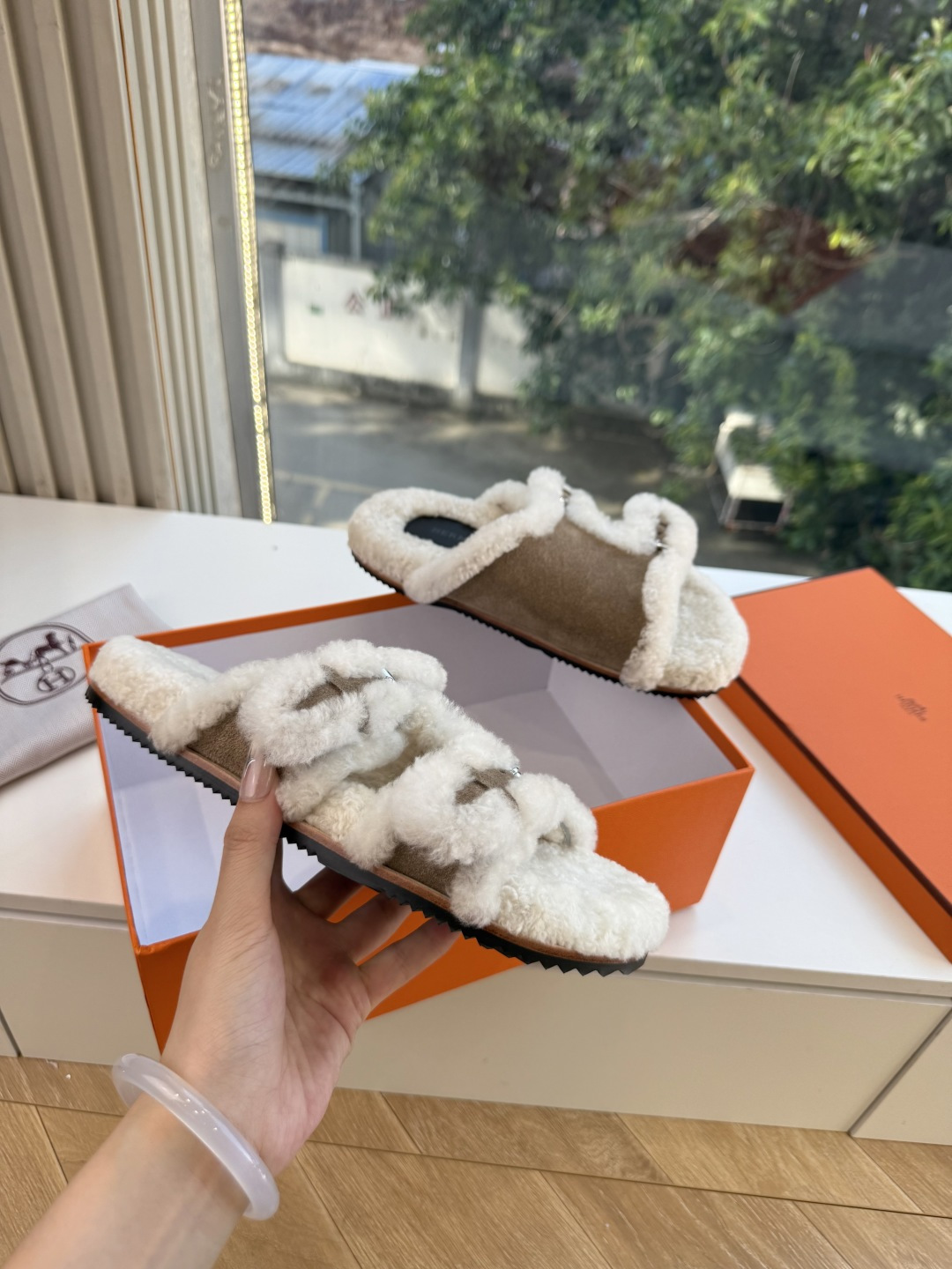 에르메스(HERMES) 시어링 퍼 뮬 슬리퍼 신발
