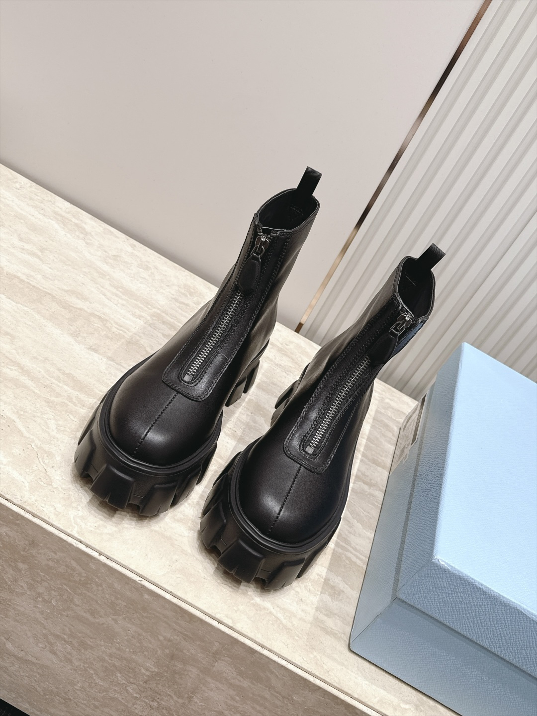 프라다(PRADA) 프론트 지퍼 플랫폼 앵클 부츠 신발