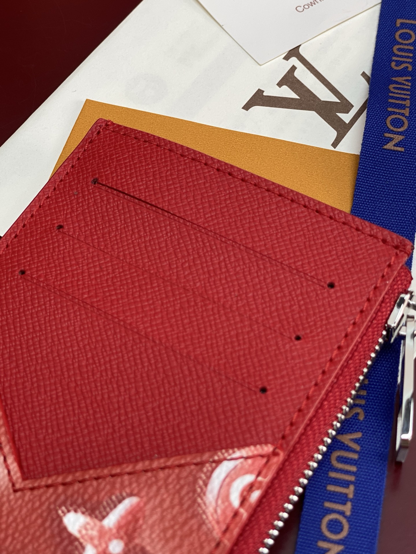 [Louis Vuitton] LV 루이비통 타이카 모노그램 코인 카드 홀더 (코튼 레드) 지갑