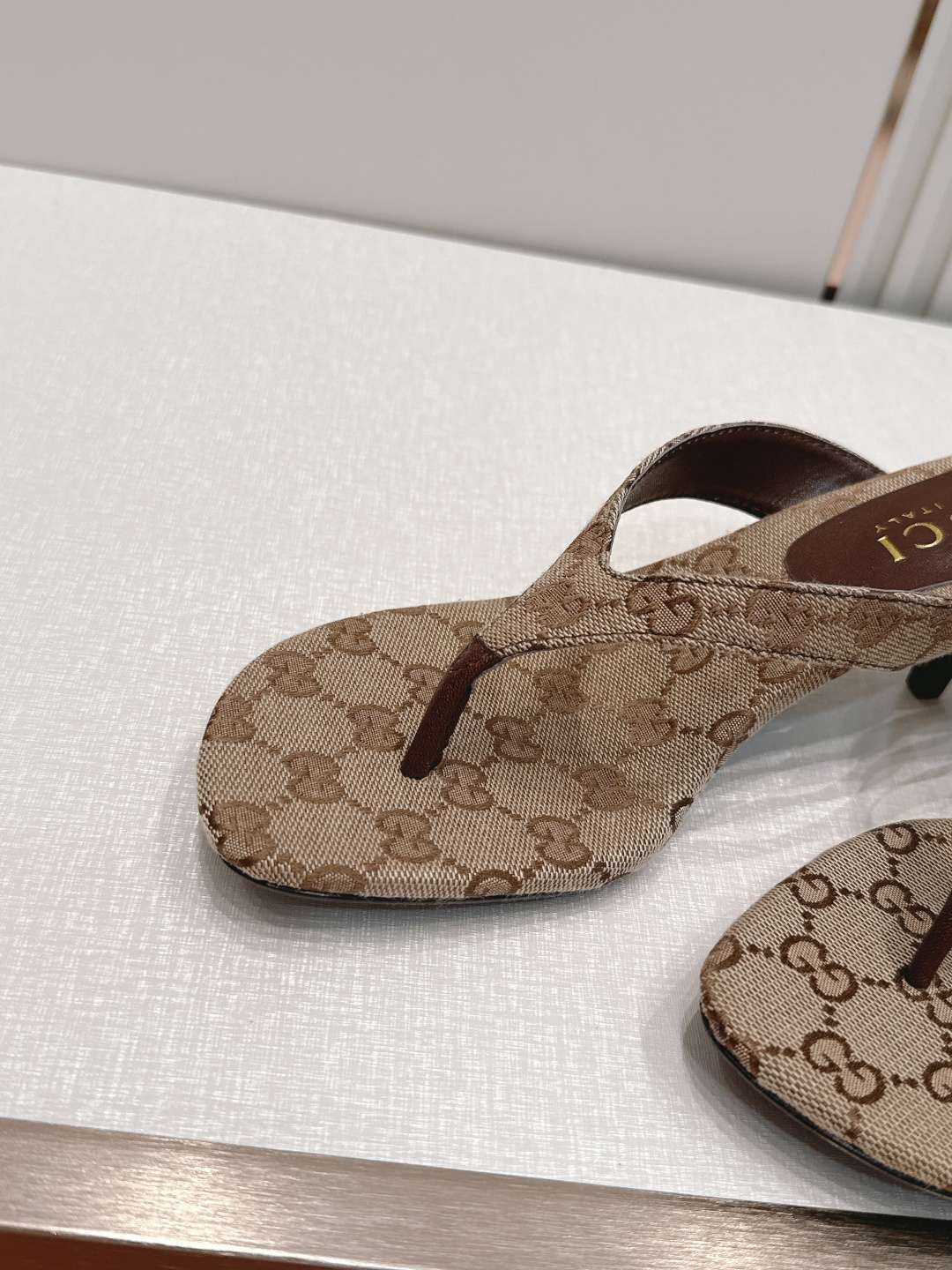 구찌(GUCCI) 모노그램 토포스트 미들힐 신발