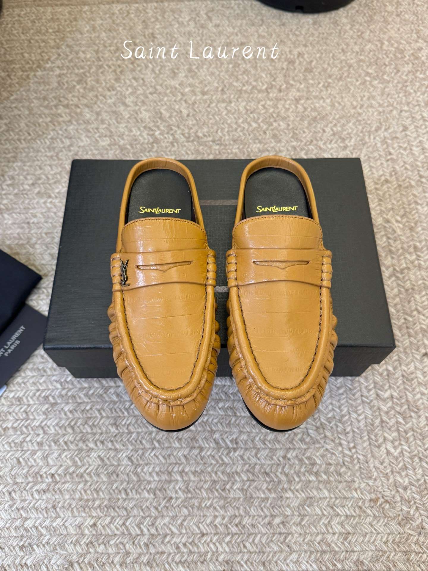 생로랑(SAINT LAURENT) 카프 레더 페니 백리스 로퍼 신발