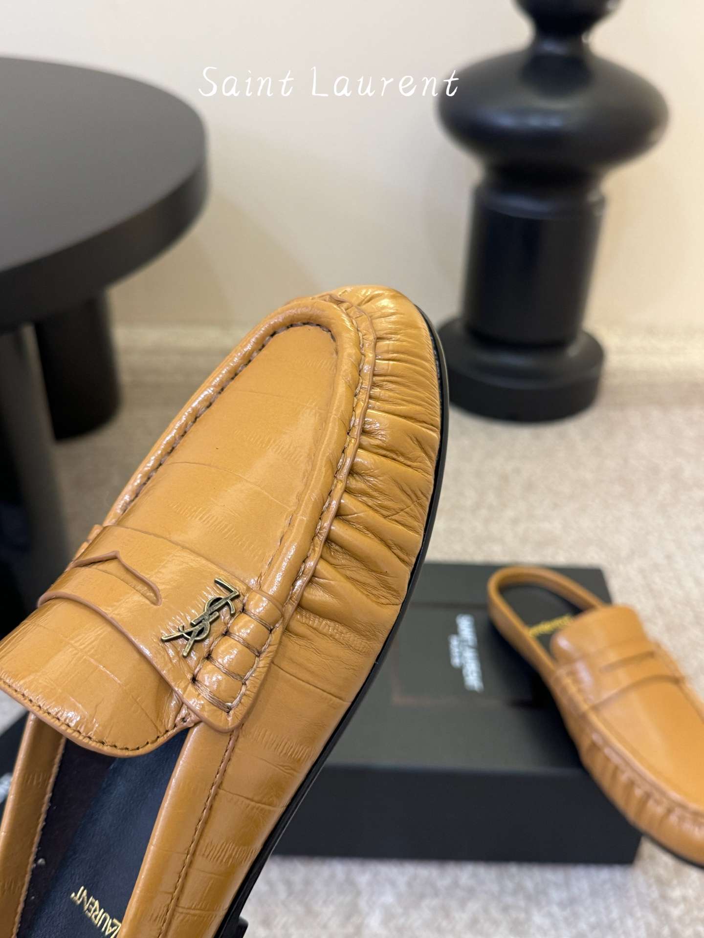 생로랑(SAINT LAURENT) 카프 레더 페니 백리스 로퍼 신발
