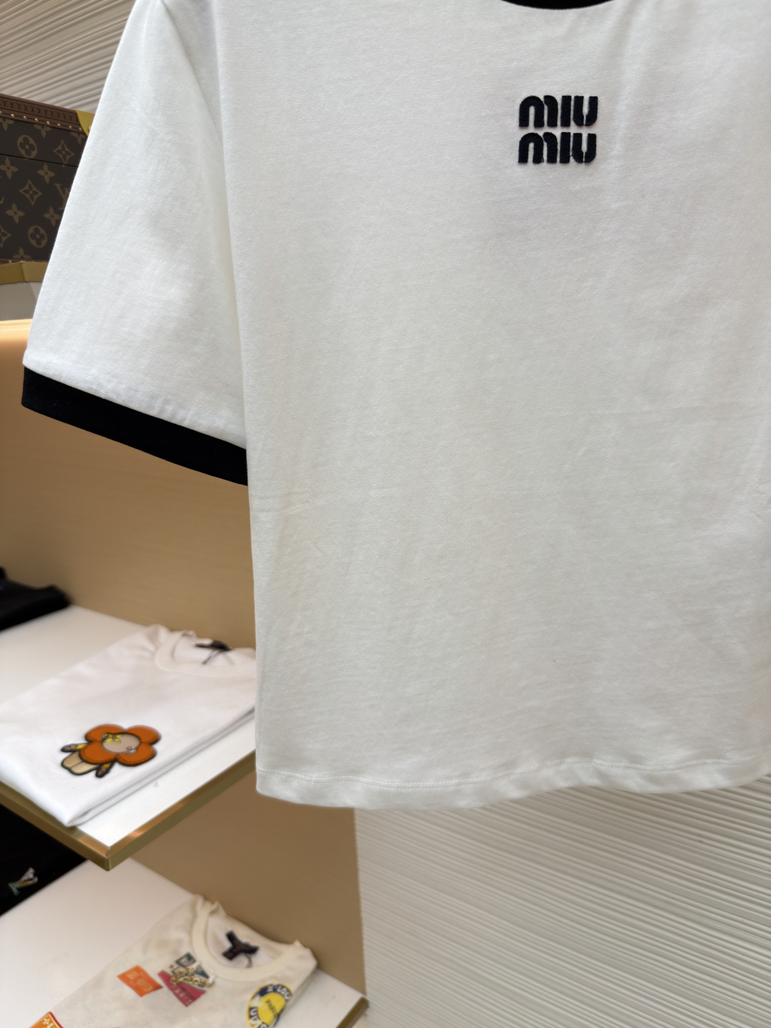 미우미우(MIU MIU) 로고 아플리케 배색 반팔 티셔츠 상의 의류
