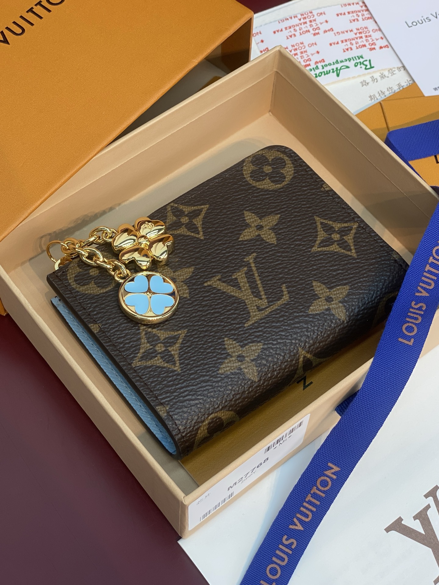 [Louis Vuitton] LV 루이비통 모노그램 노아 지퍼 코인 퍼스 (스카이 블루) 지갑
