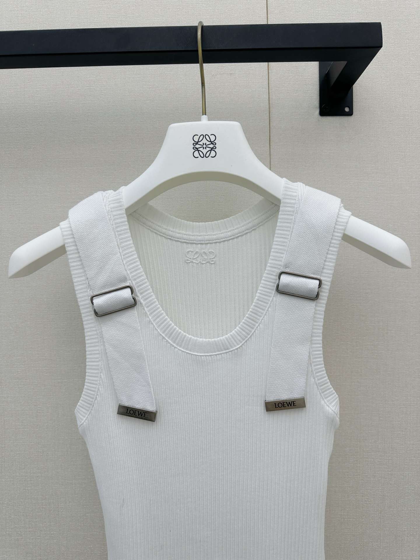 로에베(LOEWE) 버클 스트랩 리브 슬리브리스 탑 상의 의류