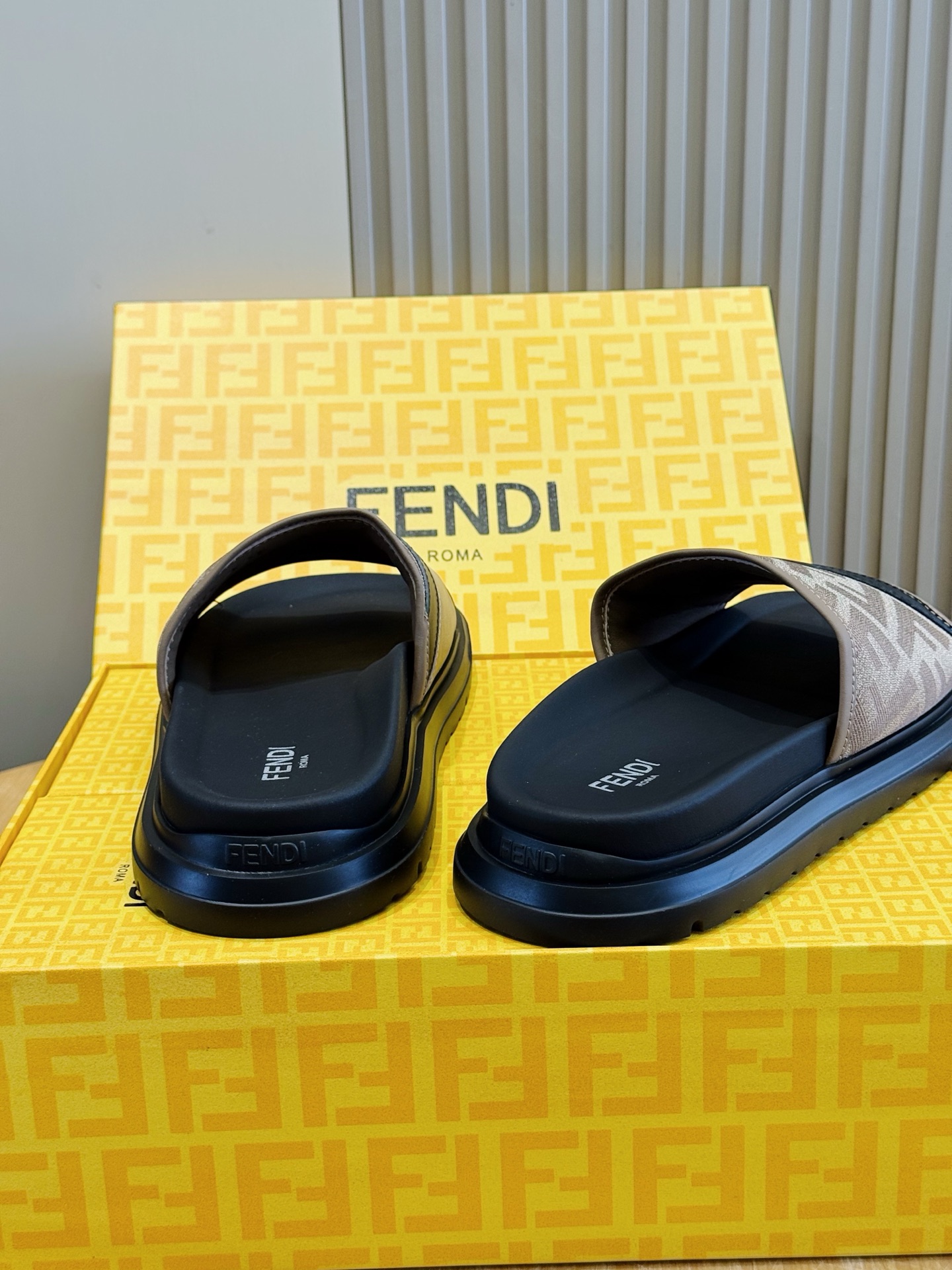 [Fendi] 펜디 맨즈 컬러블록 FF 로고 러버 슬라이드 슬리퍼 신발