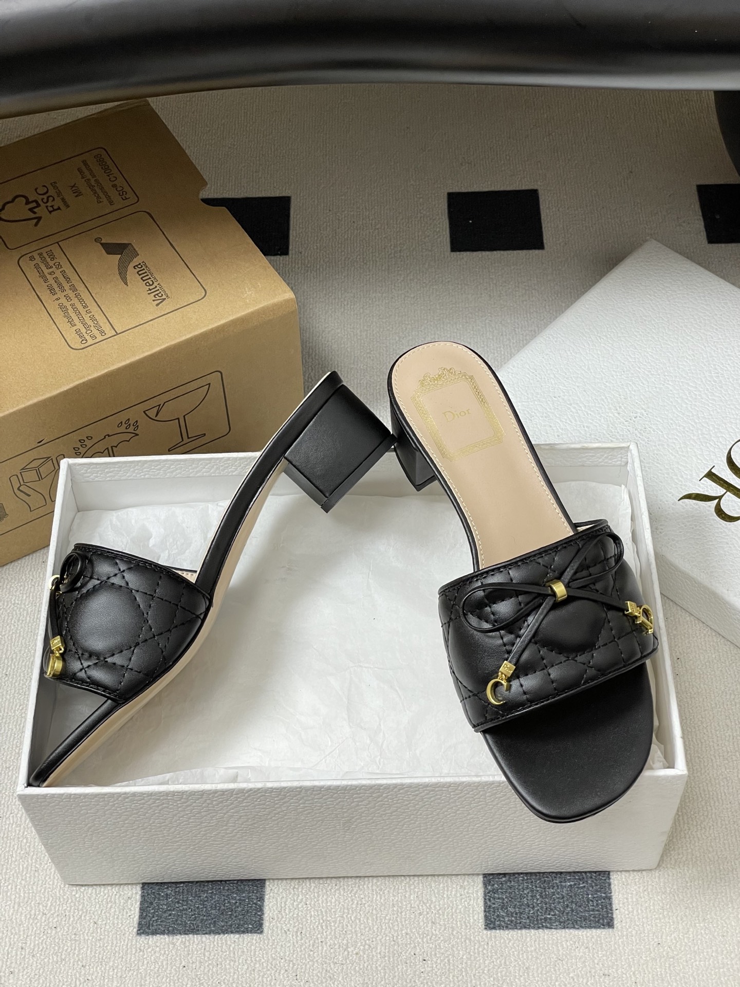 디올(DIOR) 퀼팅 리본 미들굽 슬리퍼 신발