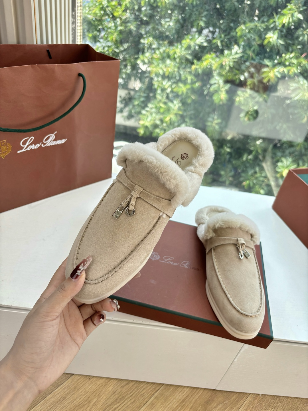 로로피아나(Loro Piana) 커플 퍼 트리밍 스웨이드 뮬 슬리퍼 신발