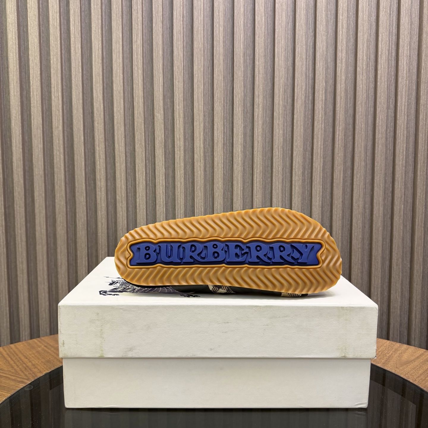 [Burberry] 버버리 맨즈 체크 엠보스드 레더 뮬 슬라이드 슬리퍼 샌들 신발