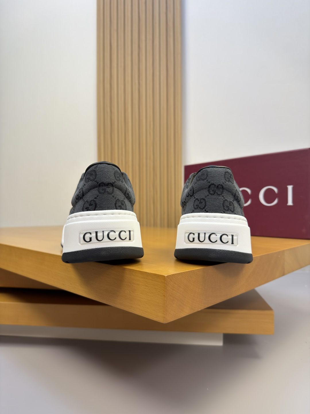 GUCCI 구찌 나파 소가죽 & 로고 패브릭 스니커즈 신발